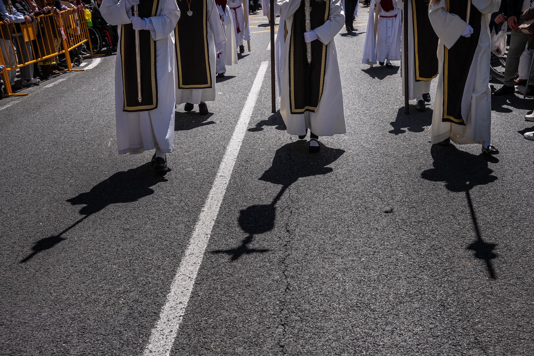 Domingo de Ramos de luz y viento: Cádiz estrena el palio de la Reina de Todos los Santos