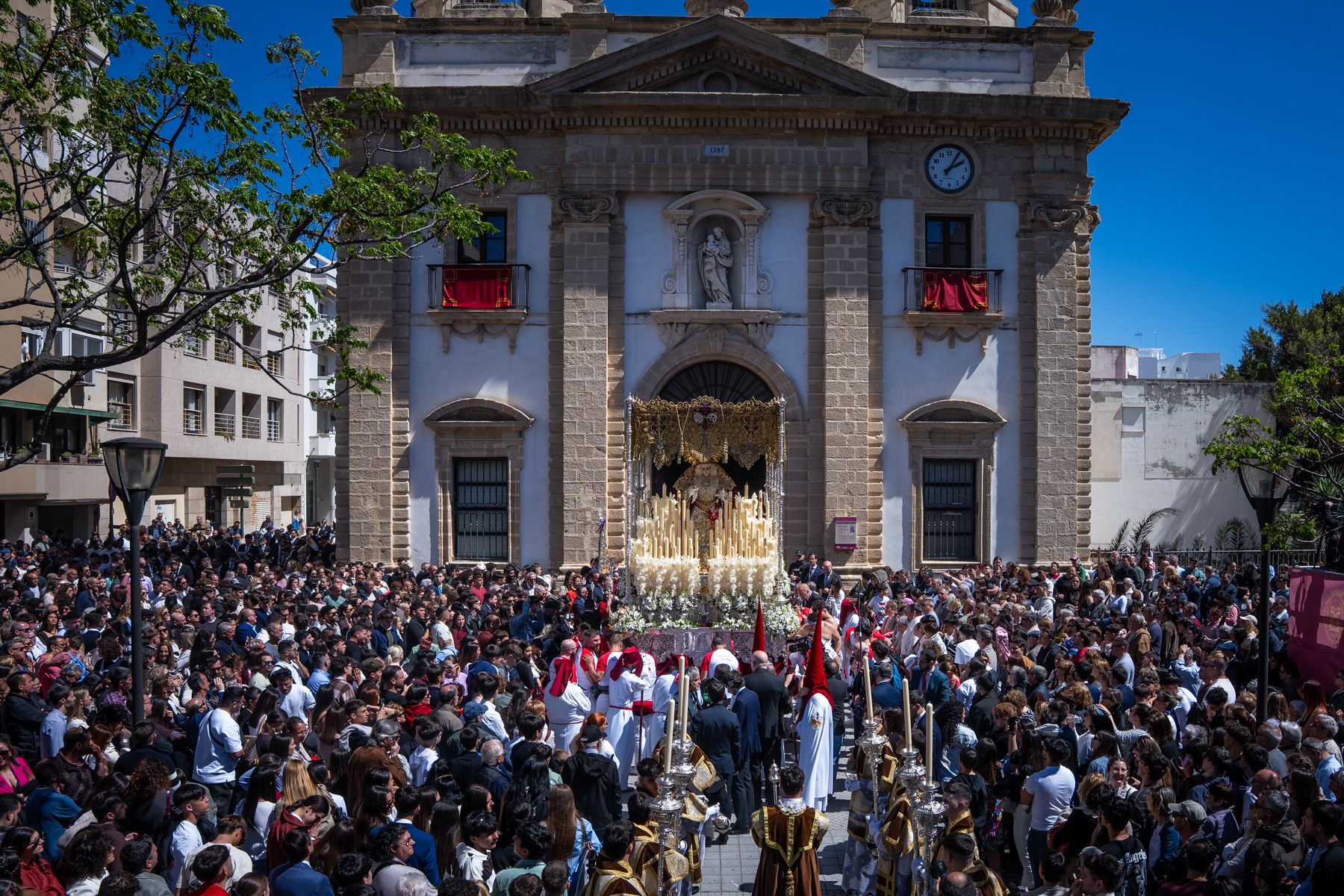Domingo de Ramos de luz y viento: Cádiz estrena el palio de la Reina de Todos los Santos