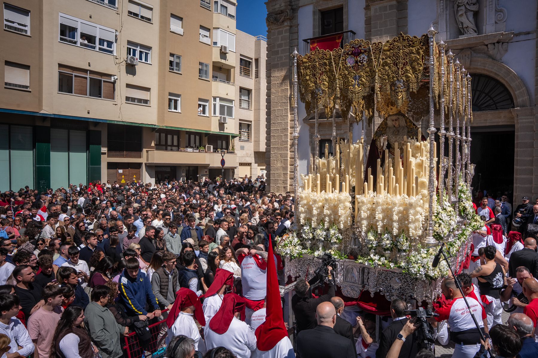Domingo de Ramos de luz y viento: Cádiz estrena el palio de la Reina de Todos los Santos