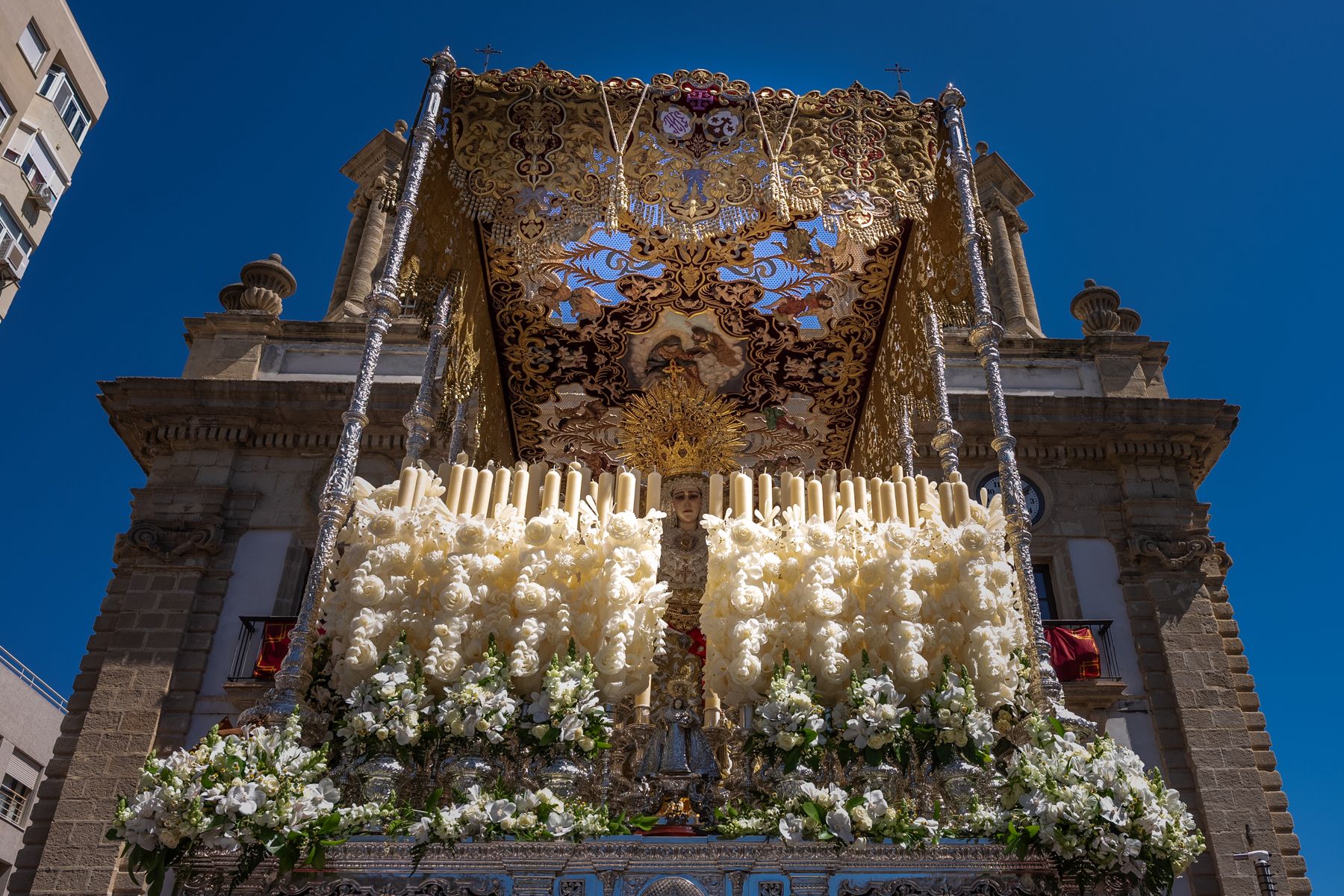 Domingo de Ramos de luz y viento: Cádiz estrena el palio de la Reina de Todos los Santos