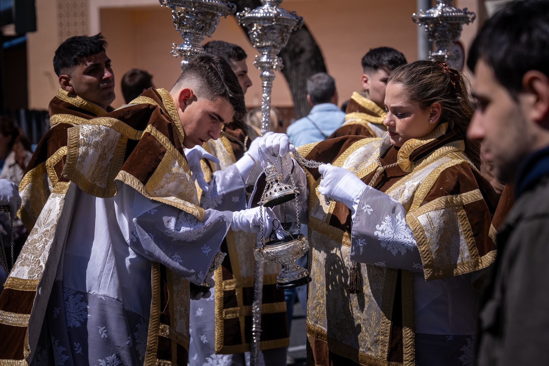 Domingo de Ramos de luz y viento: Cádiz estrena el palio de la Reina de Todos los Santos