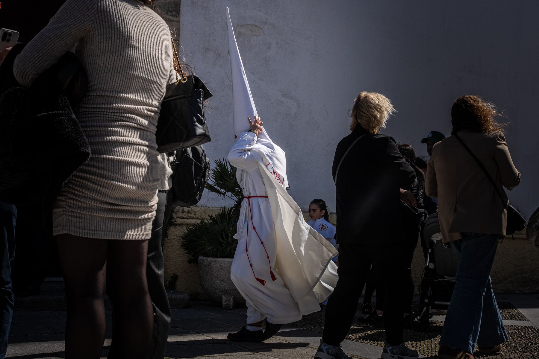 Domingo de Ramos de luz y viento: Cádiz estrena el palio de la Reina de Todos los Santos
