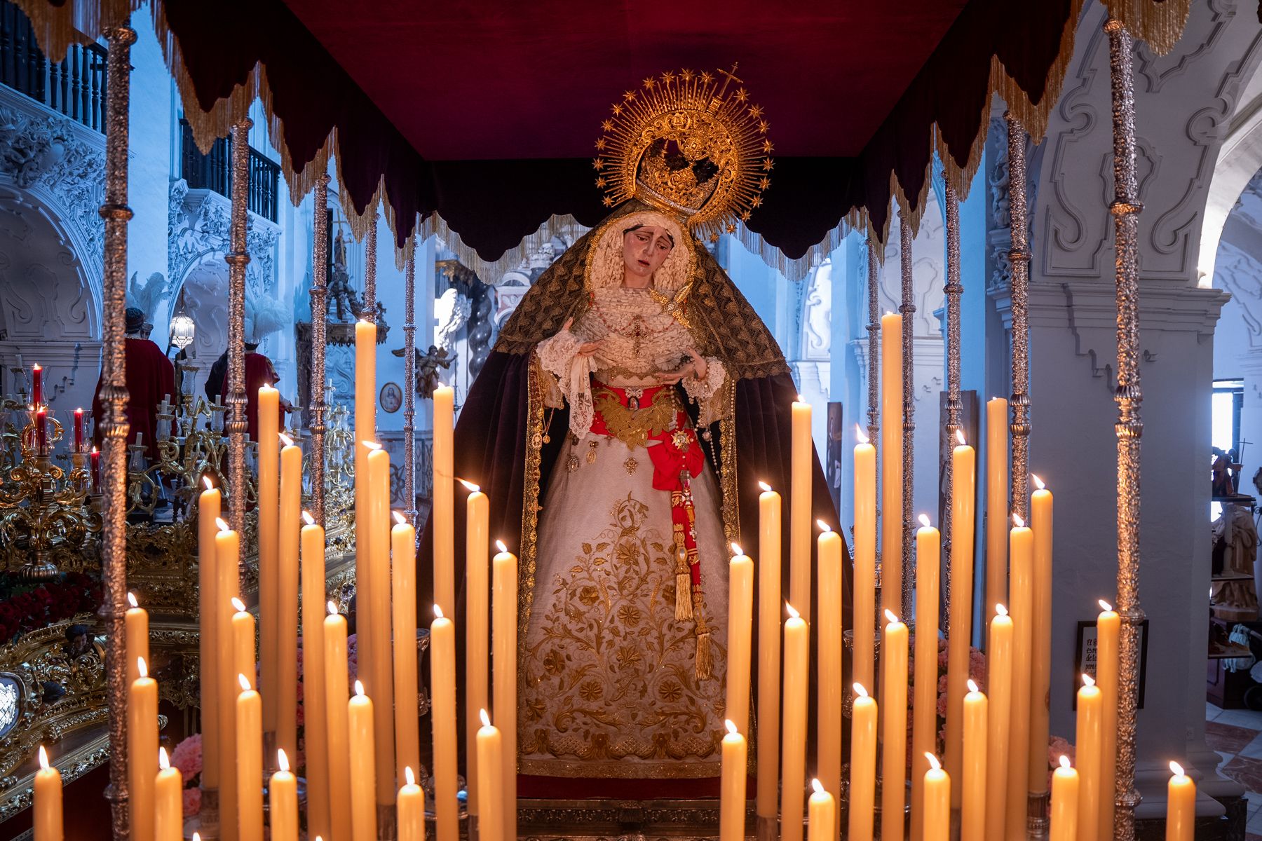 Domingo de Ramos de luz y viento: Cádiz estrena el palio de la Reina de Todos los Santos