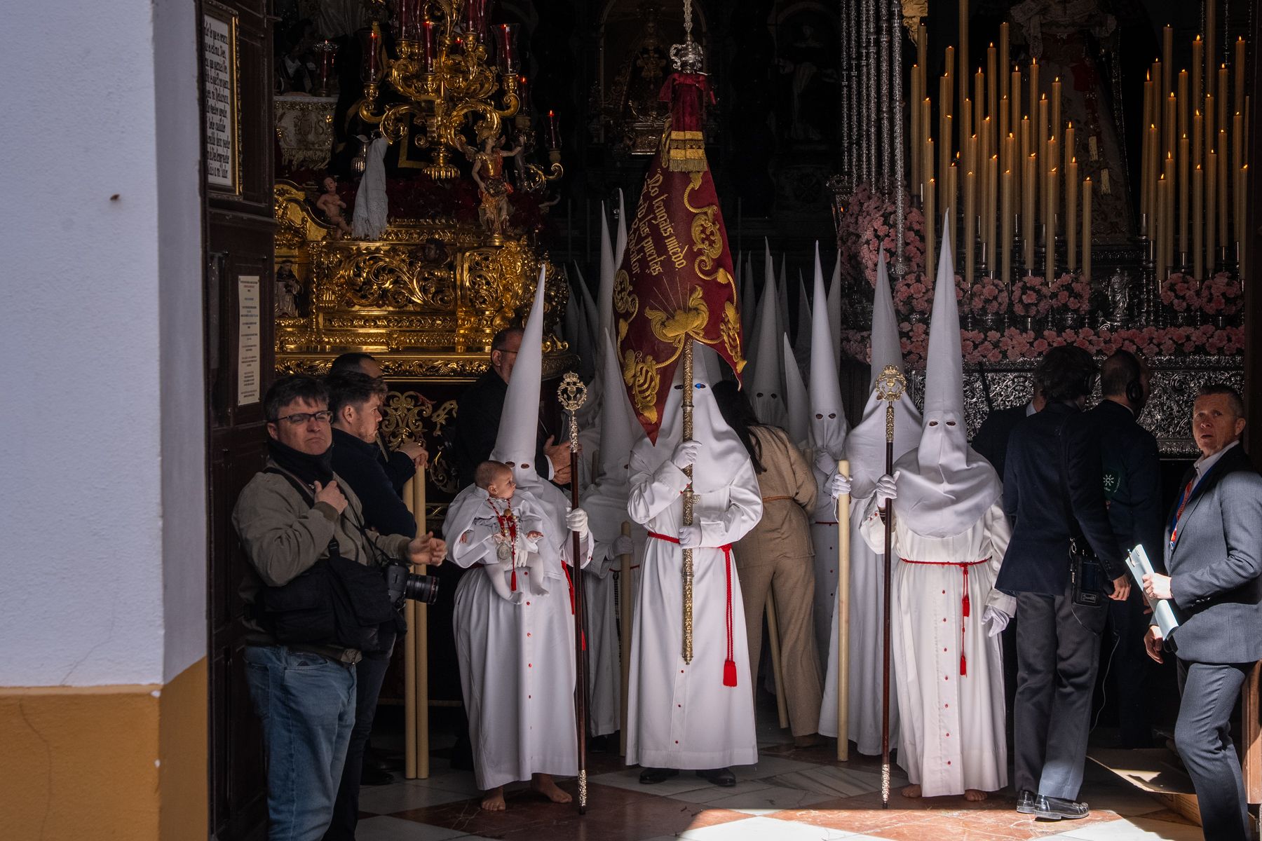 Domingo de Ramos de luz y viento: Cádiz estrena el palio de la Reina de Todos los Santos