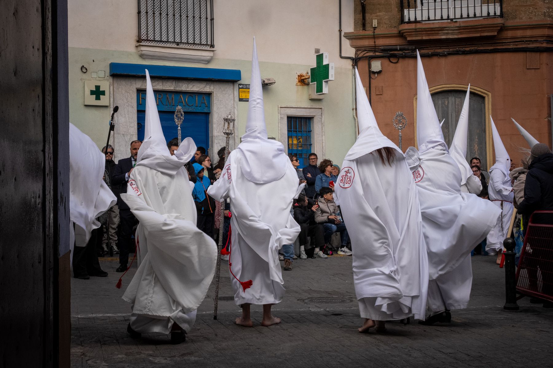 Domingo de Ramos de luz y viento: Cádiz estrena el palio de la Reina de Todos los Santos