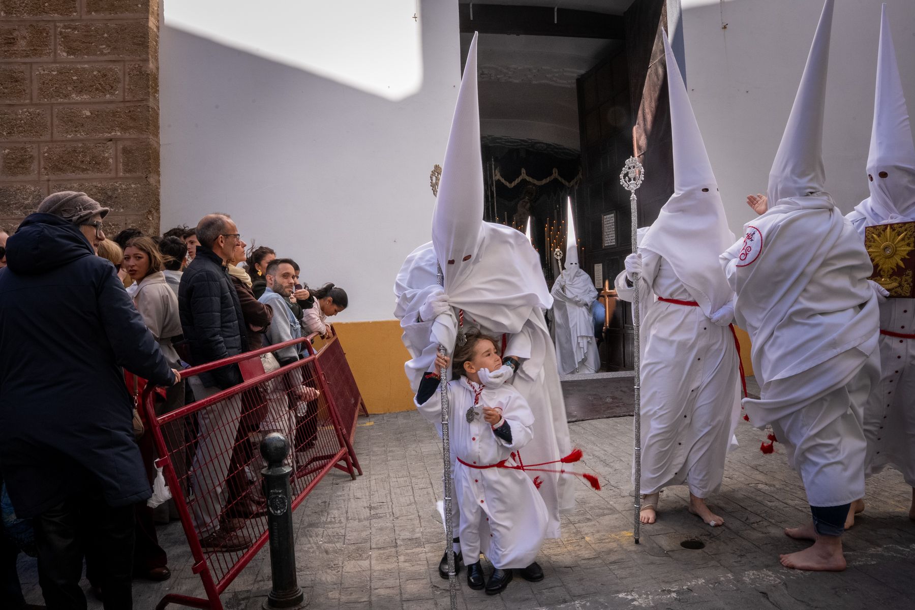 Domingo de Ramos de luz y viento: Cádiz estrena el palio de la Reina de Todos los Santos