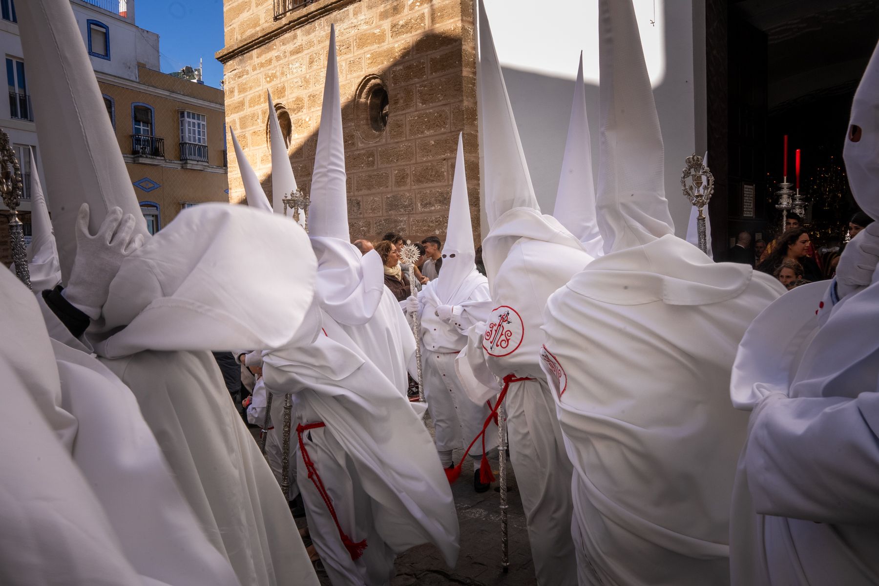 Domingo de Ramos de luz y viento: Cádiz estrena el palio de la Reina de Todos los Santos