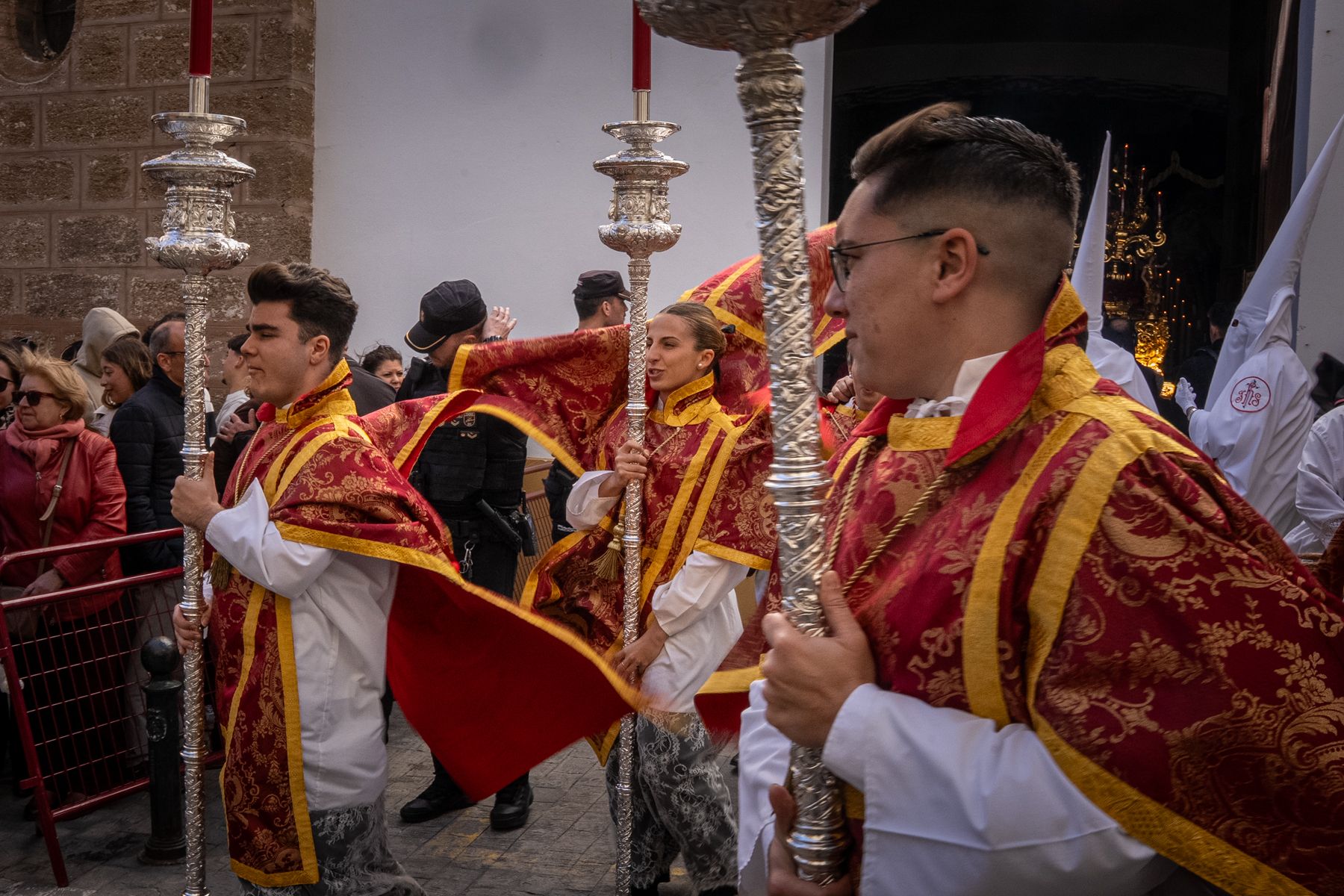 Domingo de Ramos de luz y viento: Cádiz estrena el palio de la Reina de Todos los Santos