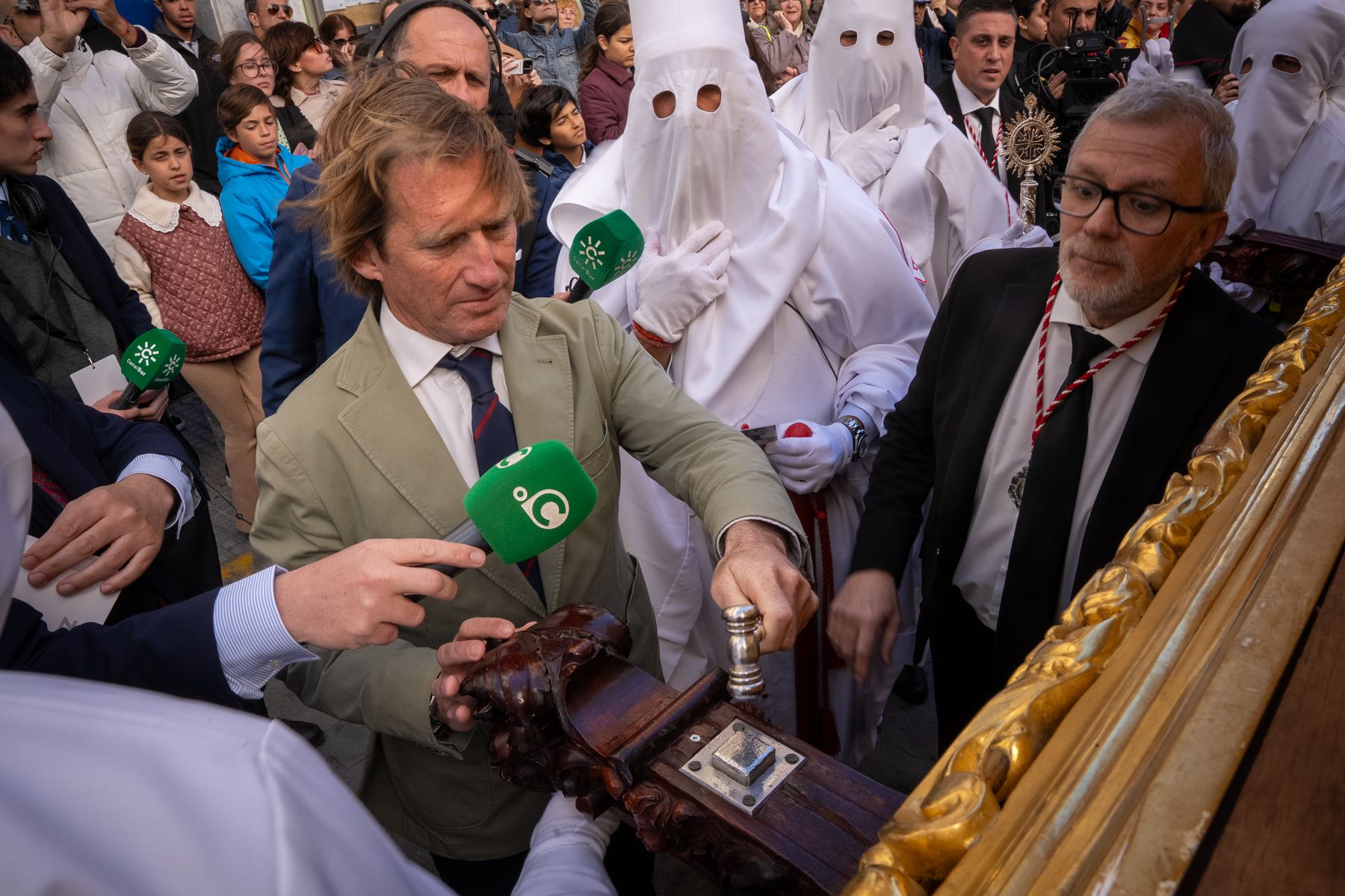 Domingo de Ramos de luz y viento: Cádiz estrena el palio de la Reina de Todos los Santos