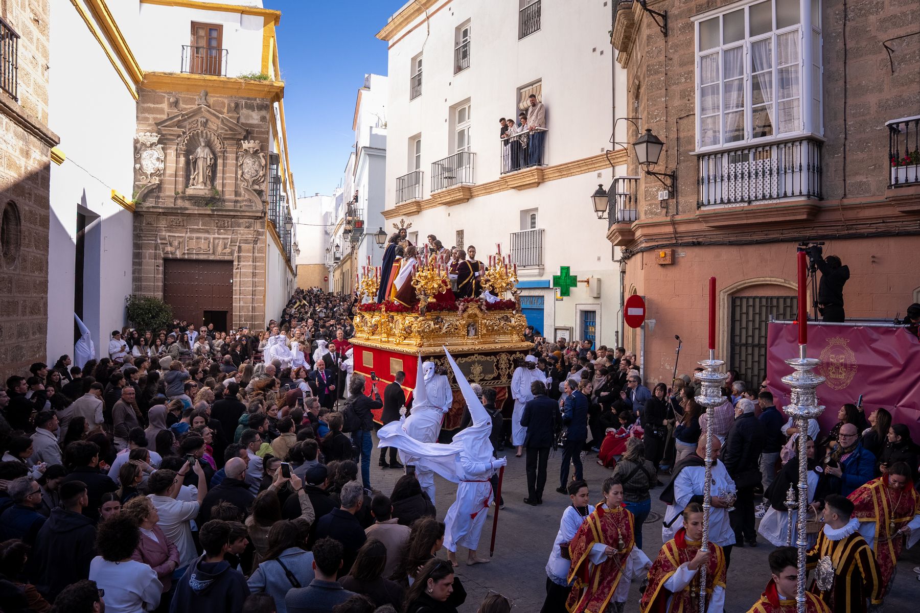Domingo de Ramos de luz y viento: Cádiz estrena el palio de la Reina de Todos los Santos