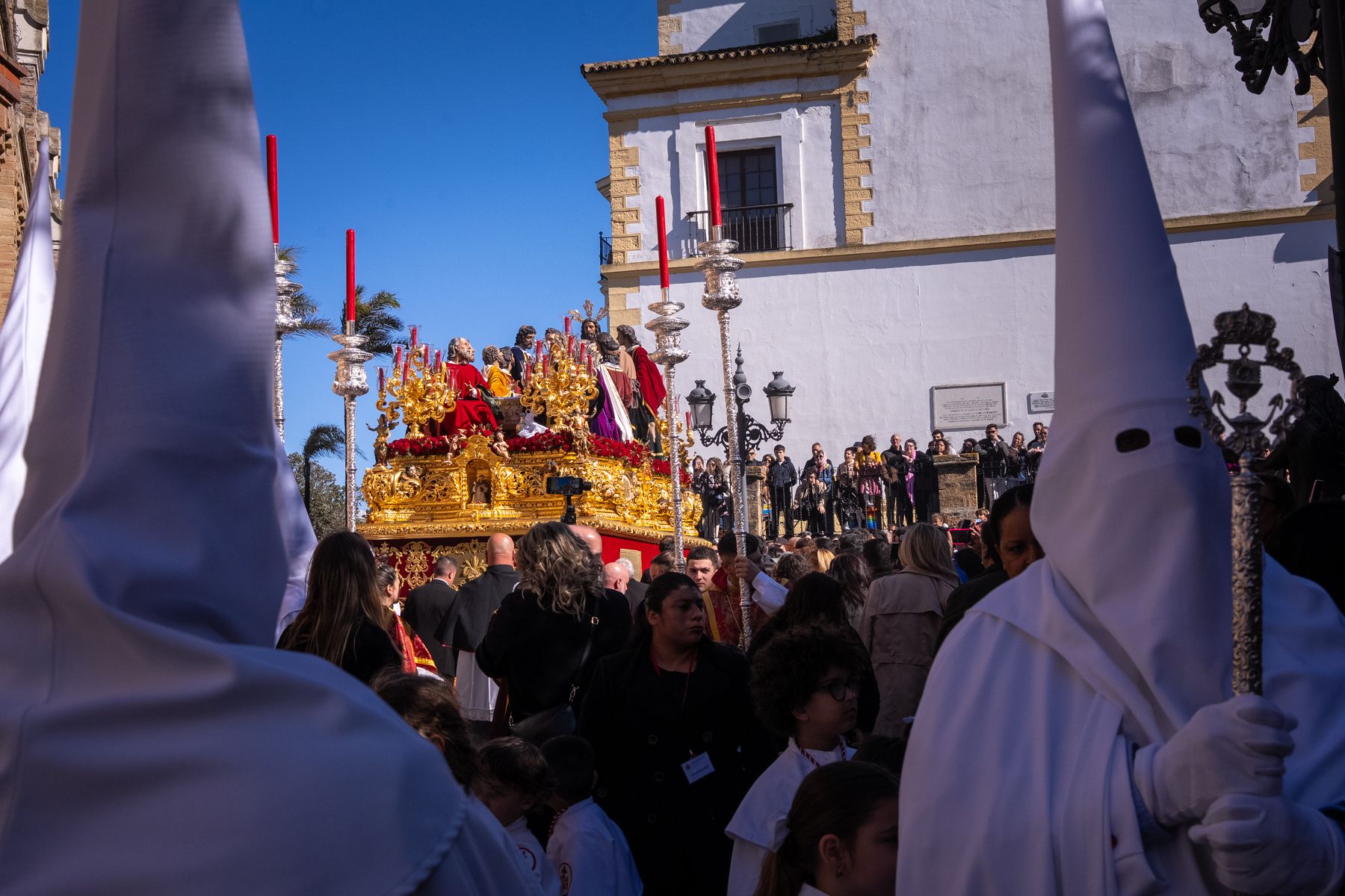 Domingo de Ramos de luz y viento: Cádiz estrena el palio de la Reina de Todos los Santos