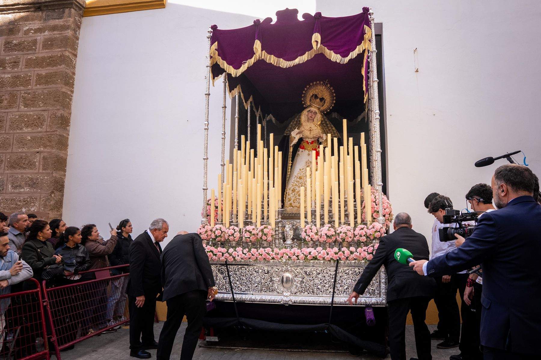 Domingo de Ramos de luz y viento: Cádiz estrena el palio de la Reina de Todos los Santos