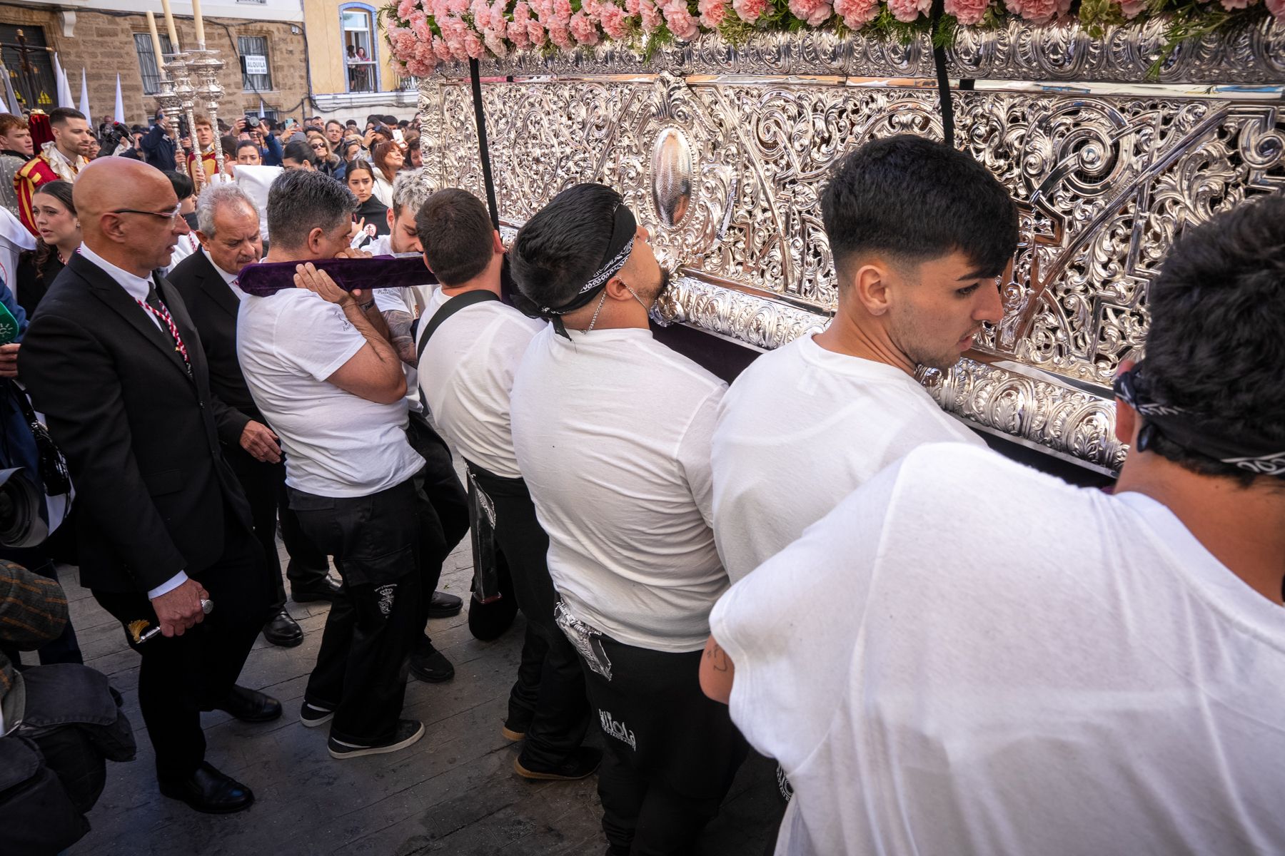 Domingo de Ramos de luz y viento: Cádiz estrena el palio de la Reina de Todos los Santos