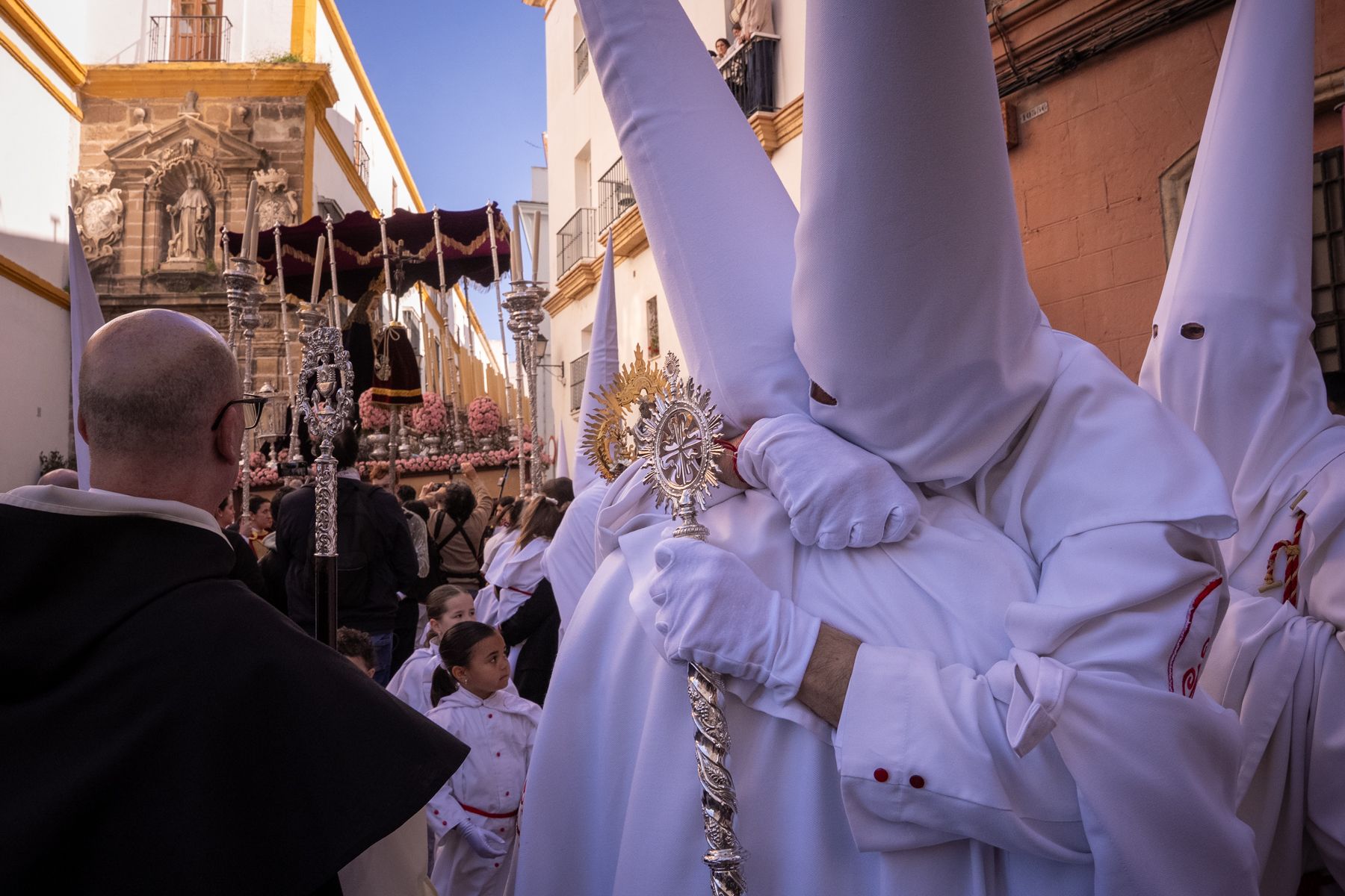 Domingo de Ramos de luz y viento: Cádiz estrena el palio de la Reina de Todos los Santos