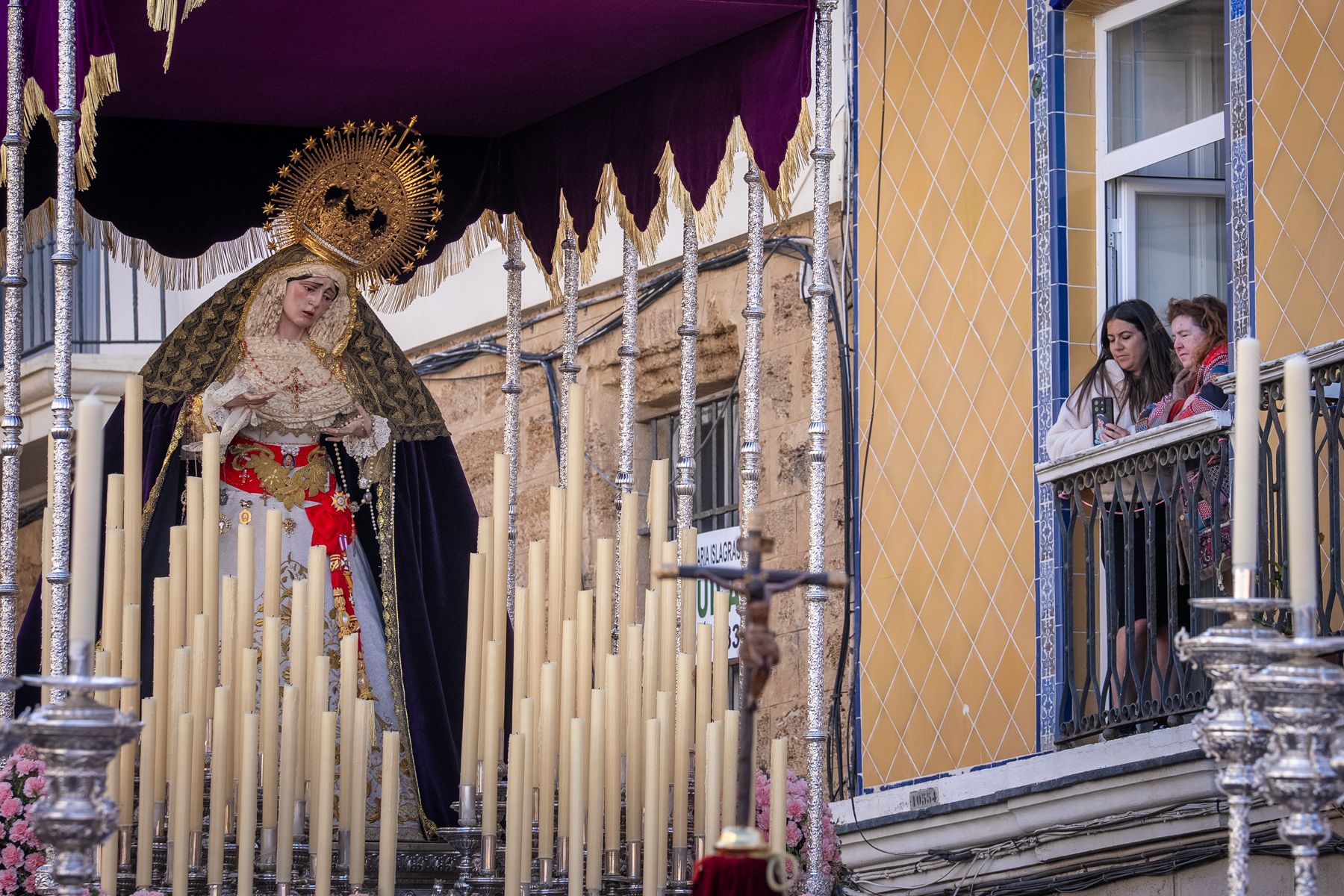 Domingo de Ramos de luz y viento: Cádiz estrena el palio de la Reina de Todos los Santos