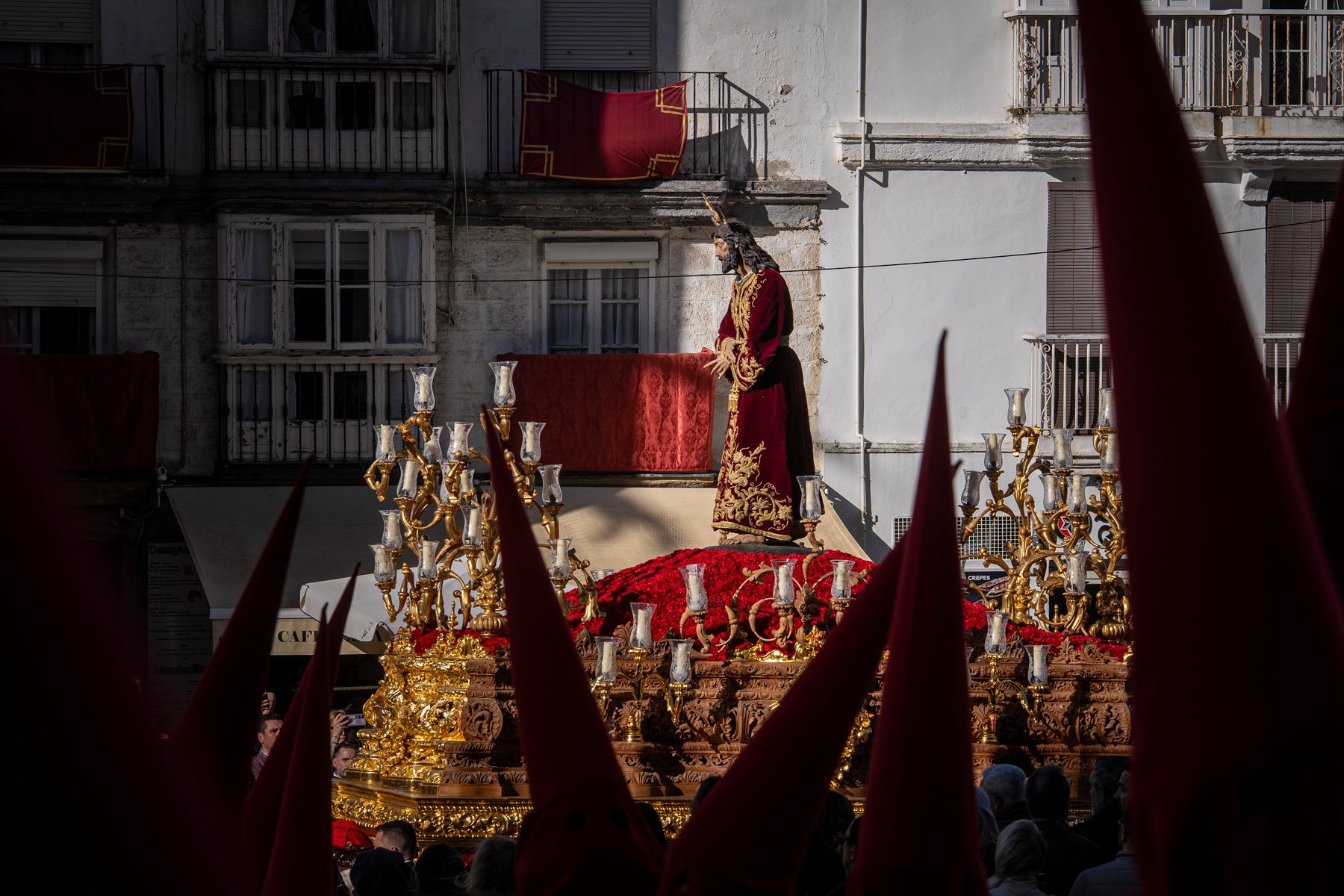 Domingo de Ramos de luz y viento: Cádiz estrena el palio de la Reina de Todos los Santos