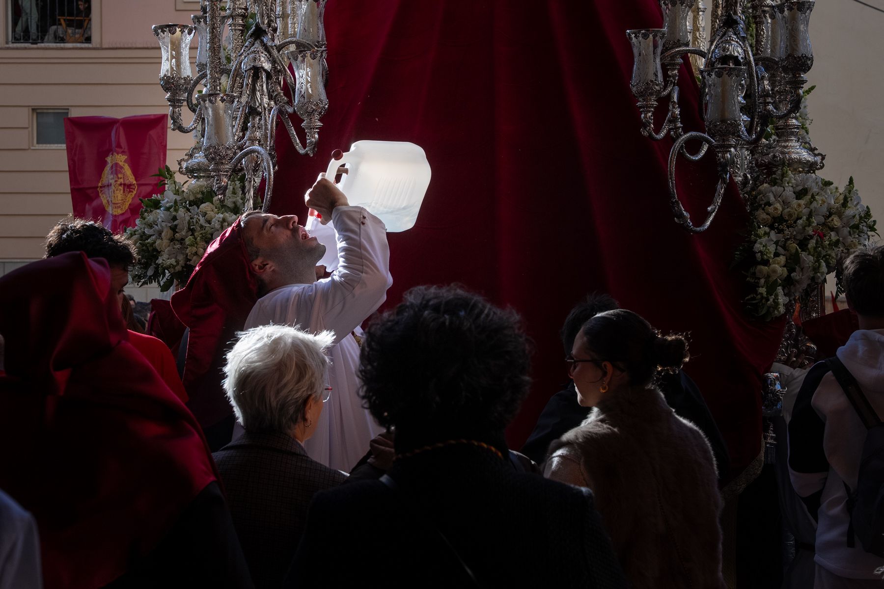 Domingo de Ramos de luz y viento: Cádiz estrena el palio de la Reina de Todos los Santos