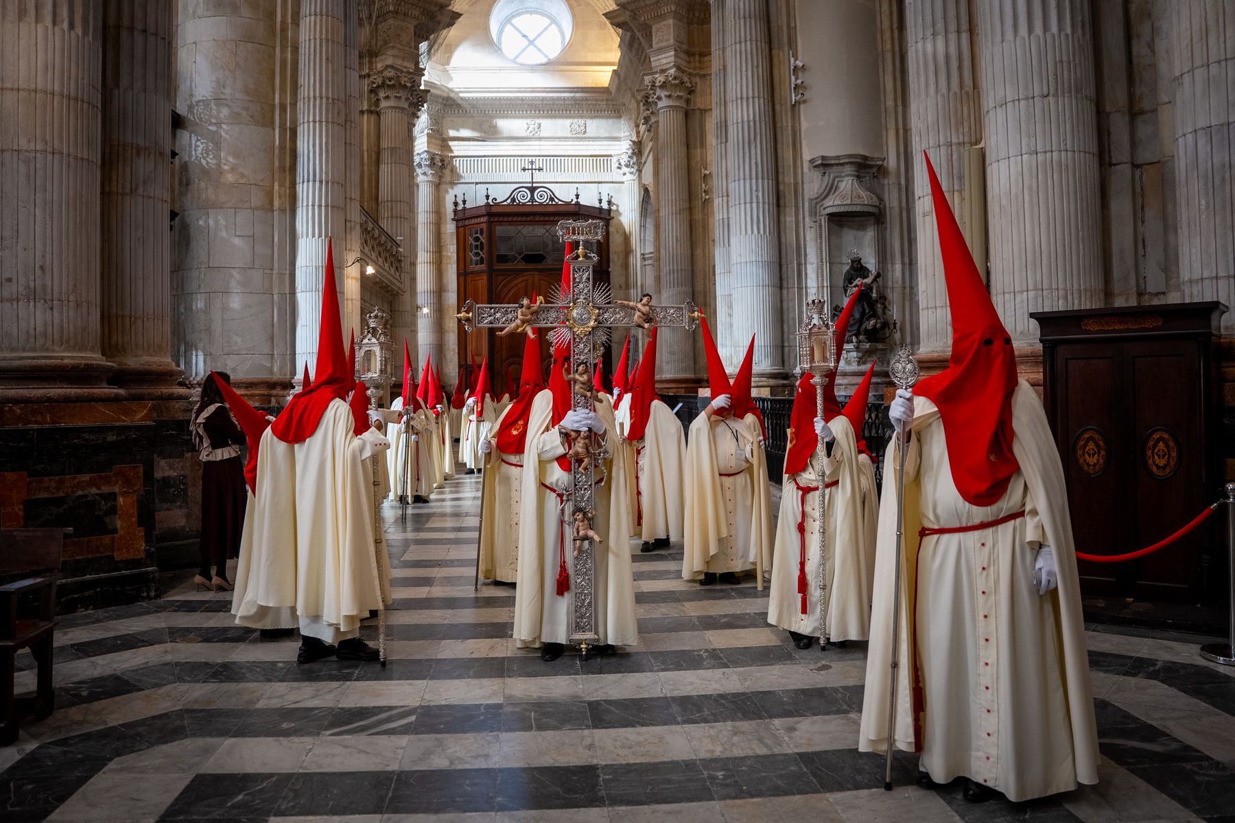 Domingo de Ramos de luz y viento: Cádiz estrena el palio de la Reina de Todos los Santos