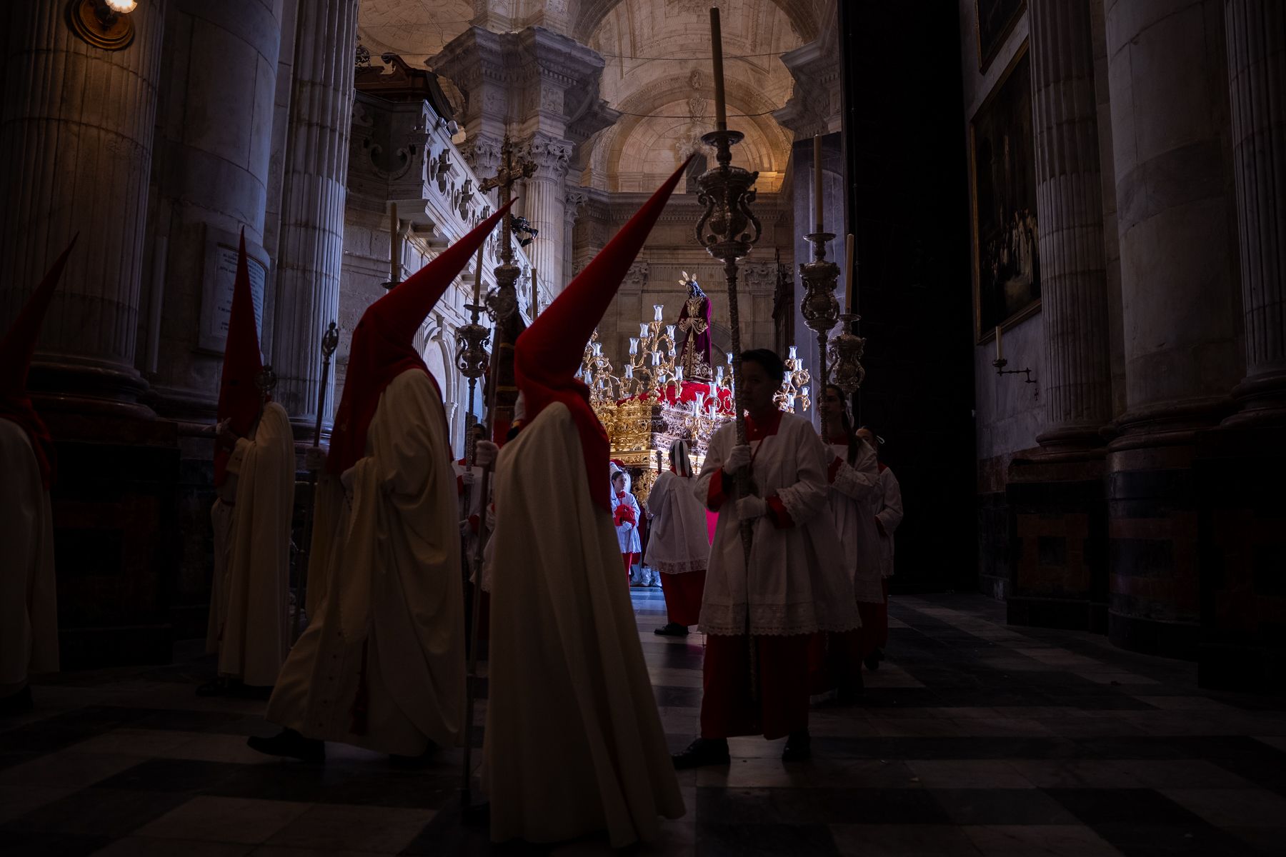 Domingo de Ramos de luz y viento: Cádiz estrena el palio de la Reina de Todos los Santos