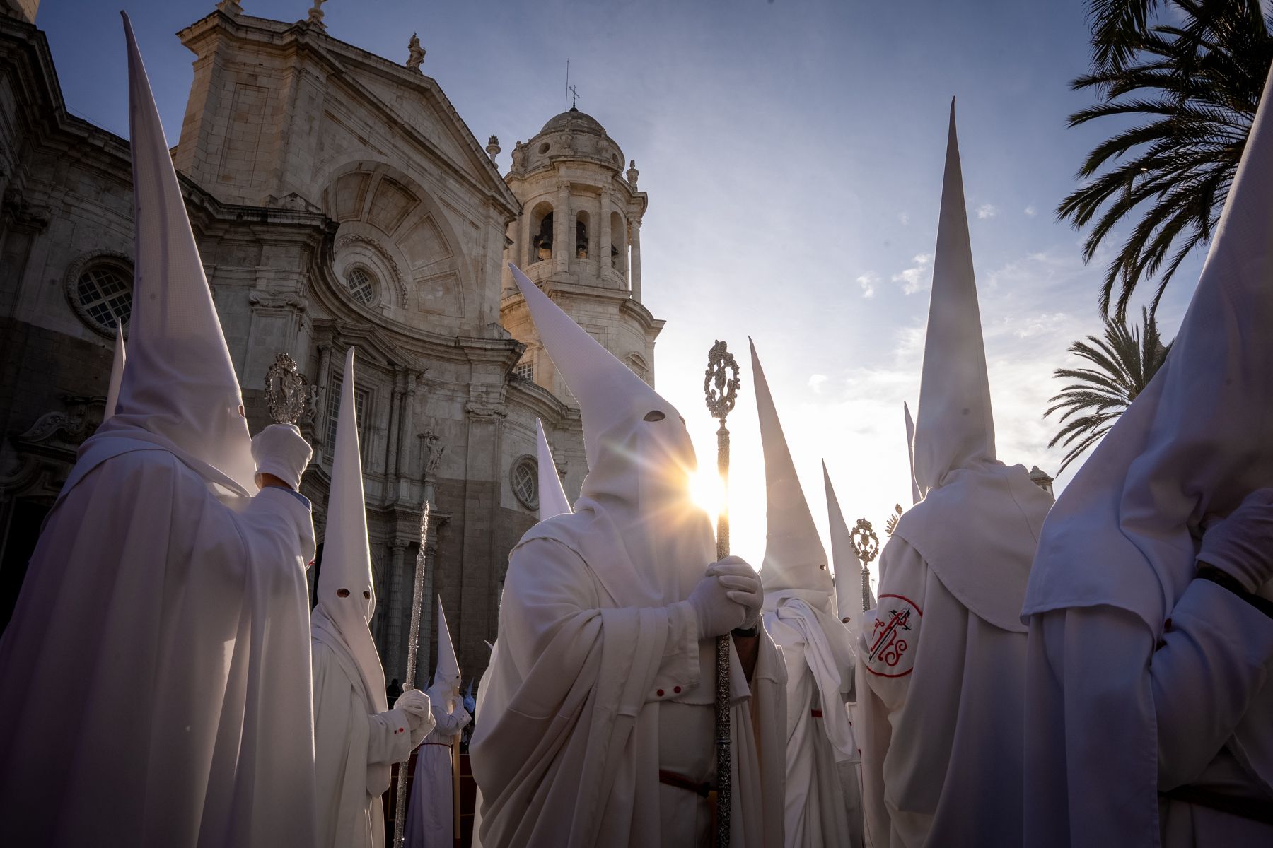 Domingo de Ramos de luz y viento: Cádiz estrena el palio de la Reina de Todos los Santos