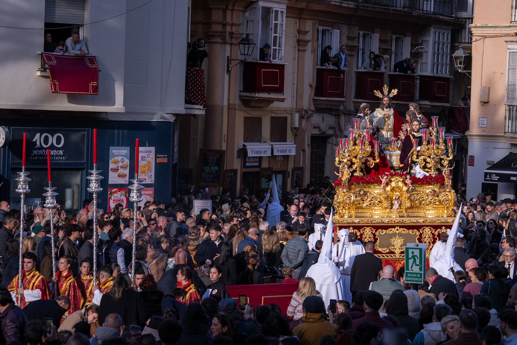 Domingo de Ramos de luz y viento: Cádiz estrena el palio de la Reina de Todos los Santos