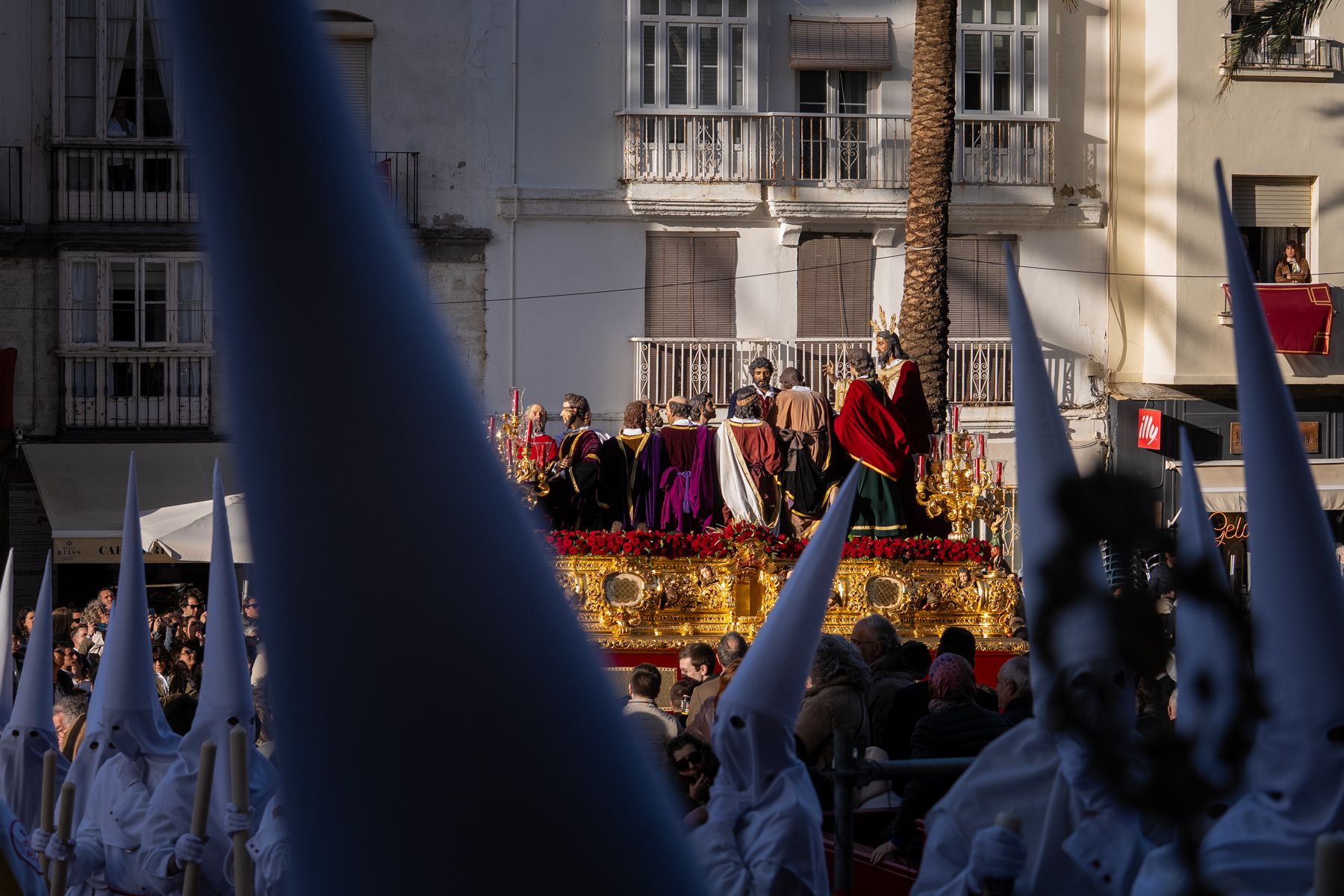Domingo de Ramos de luz y viento: Cádiz estrena el palio de la Reina de Todos los Santos