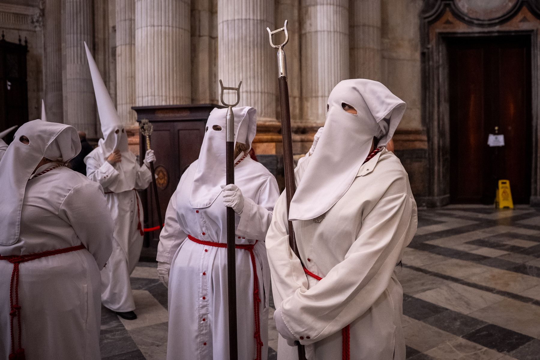 Domingo de Ramos de luz y viento: Cádiz estrena el palio de la Reina de Todos los Santos