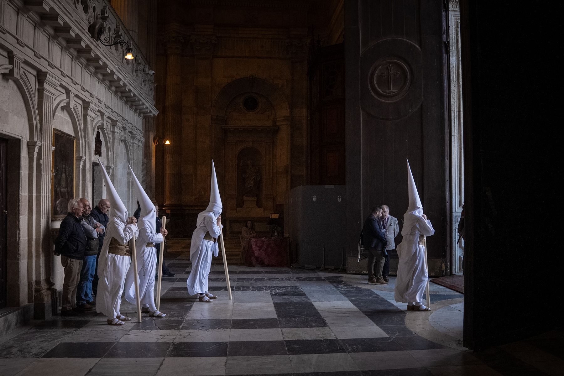 Domingo de Ramos de luz y viento: Cádiz estrena el palio de la Reina de Todos los Santos