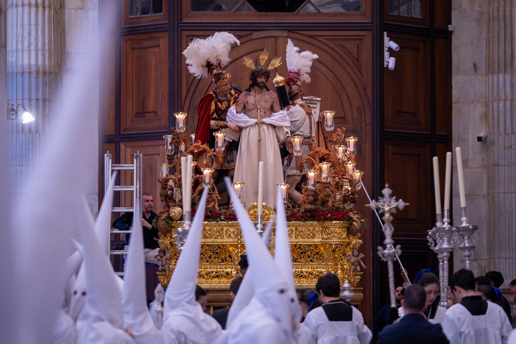 Domingo de Ramos de luz y viento: Cádiz estrena el palio de la Reina de Todos los Santos