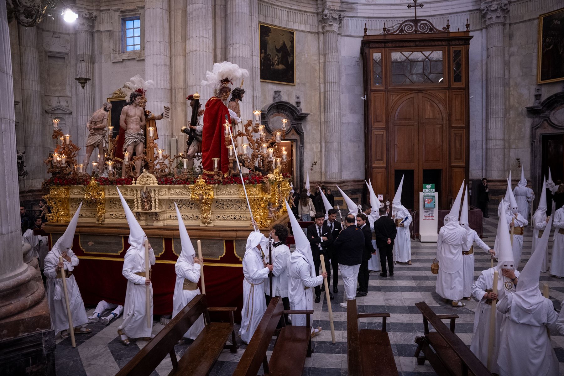 Domingo de Ramos de luz y viento: Cádiz estrena el palio de la Reina de Todos los Santos