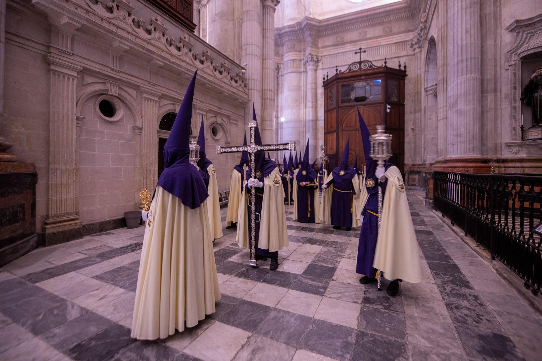 Domingo de Ramos de luz y viento: Cádiz estrena el palio de la Reina de Todos los Santos