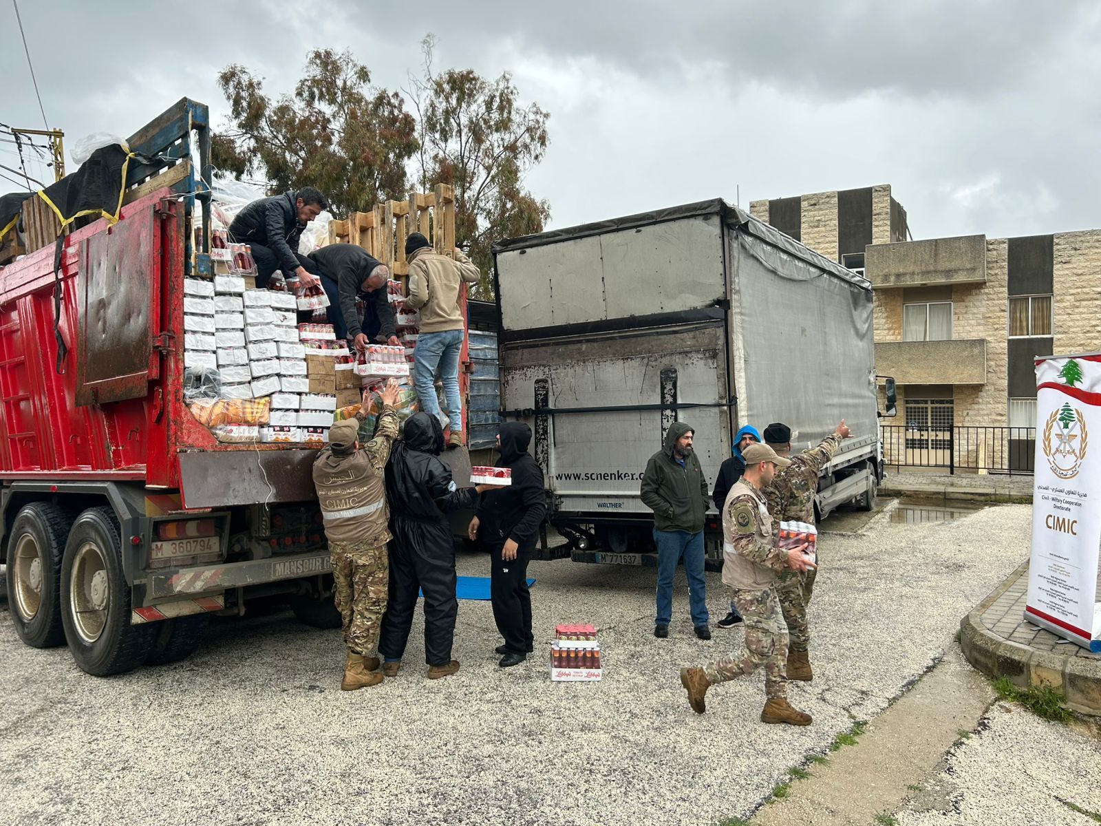 Entrega de comida en el sur del Líbano, por parte de Unifil.
