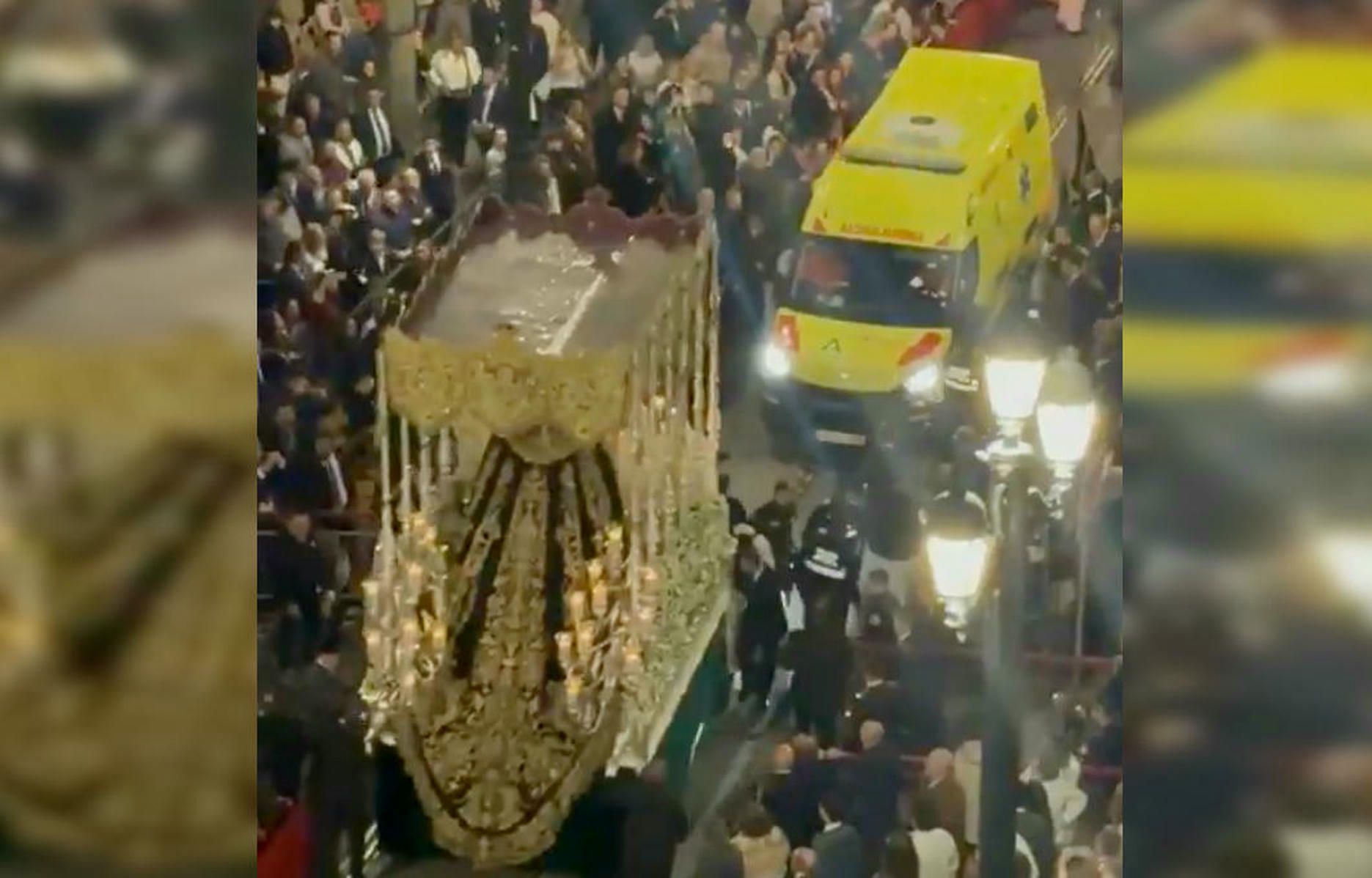 La ambulancia, en la avenida de la Constitución de Sevilla, tras el palio de la Virgen de Gracia y Esperanza.