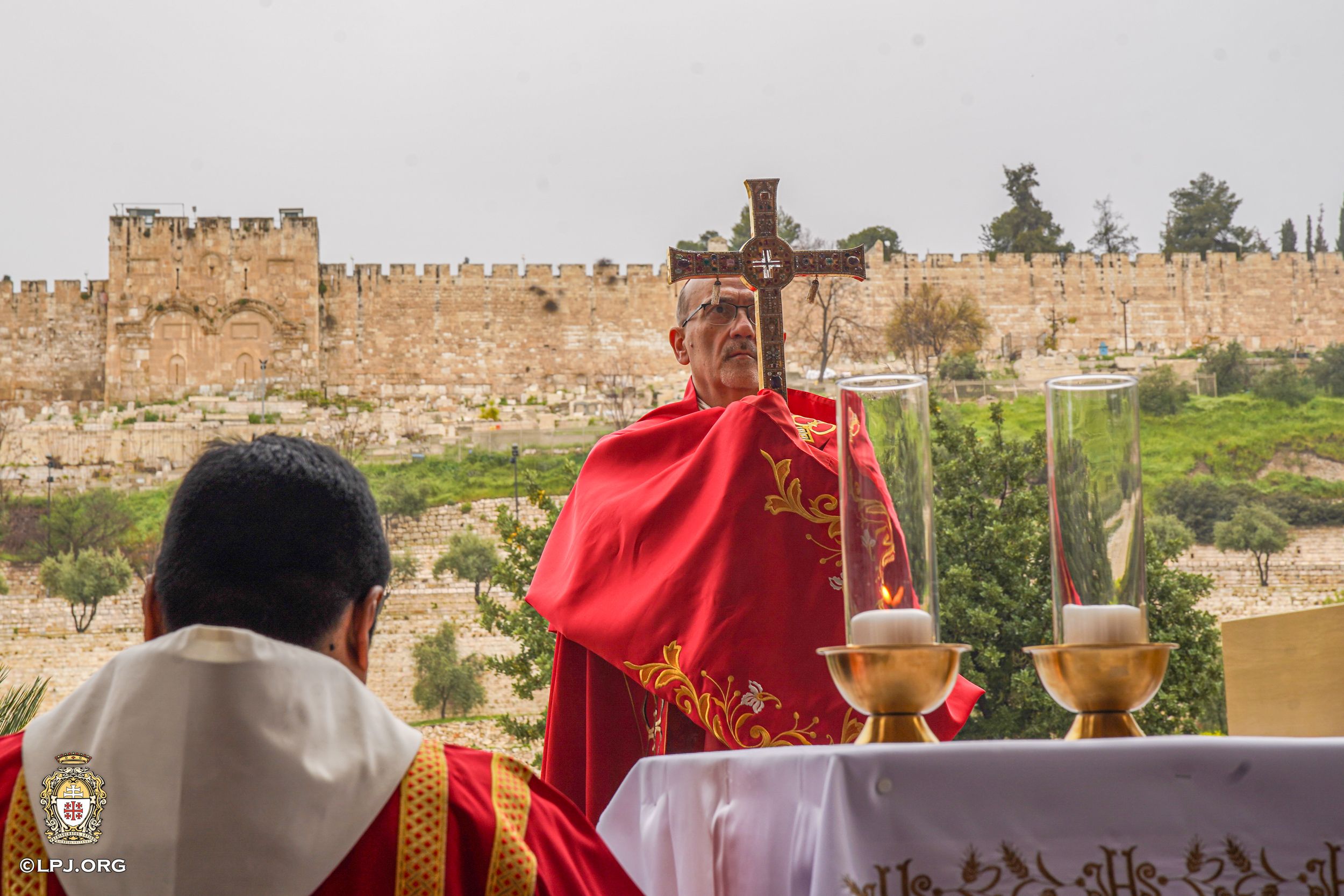 El Cardinal Pierbattista en el Santo Sepulcro.