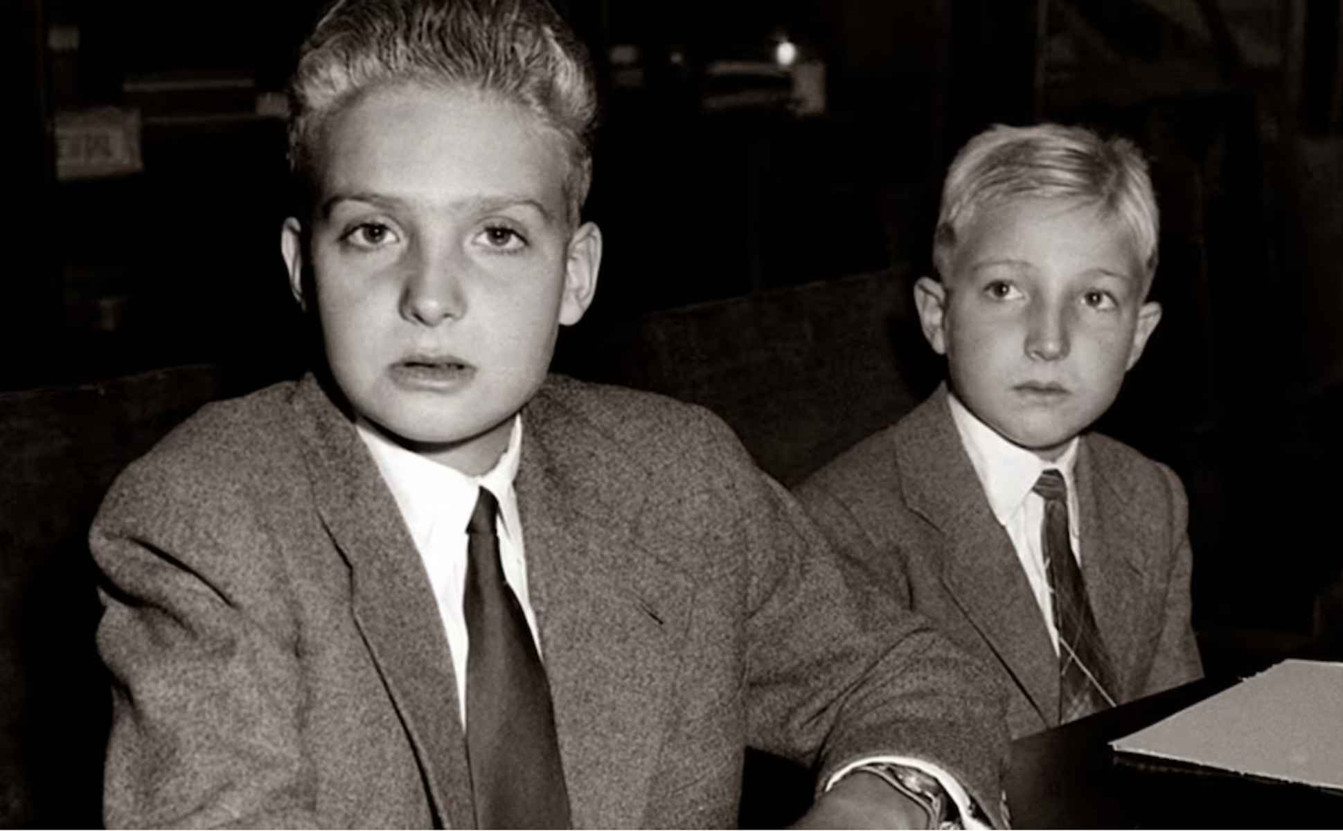 Juan Carlos, la izquierda, junto a su hermano Alfonso. Juan Carlos, la izquierda, junto a su hermano Alfonso.