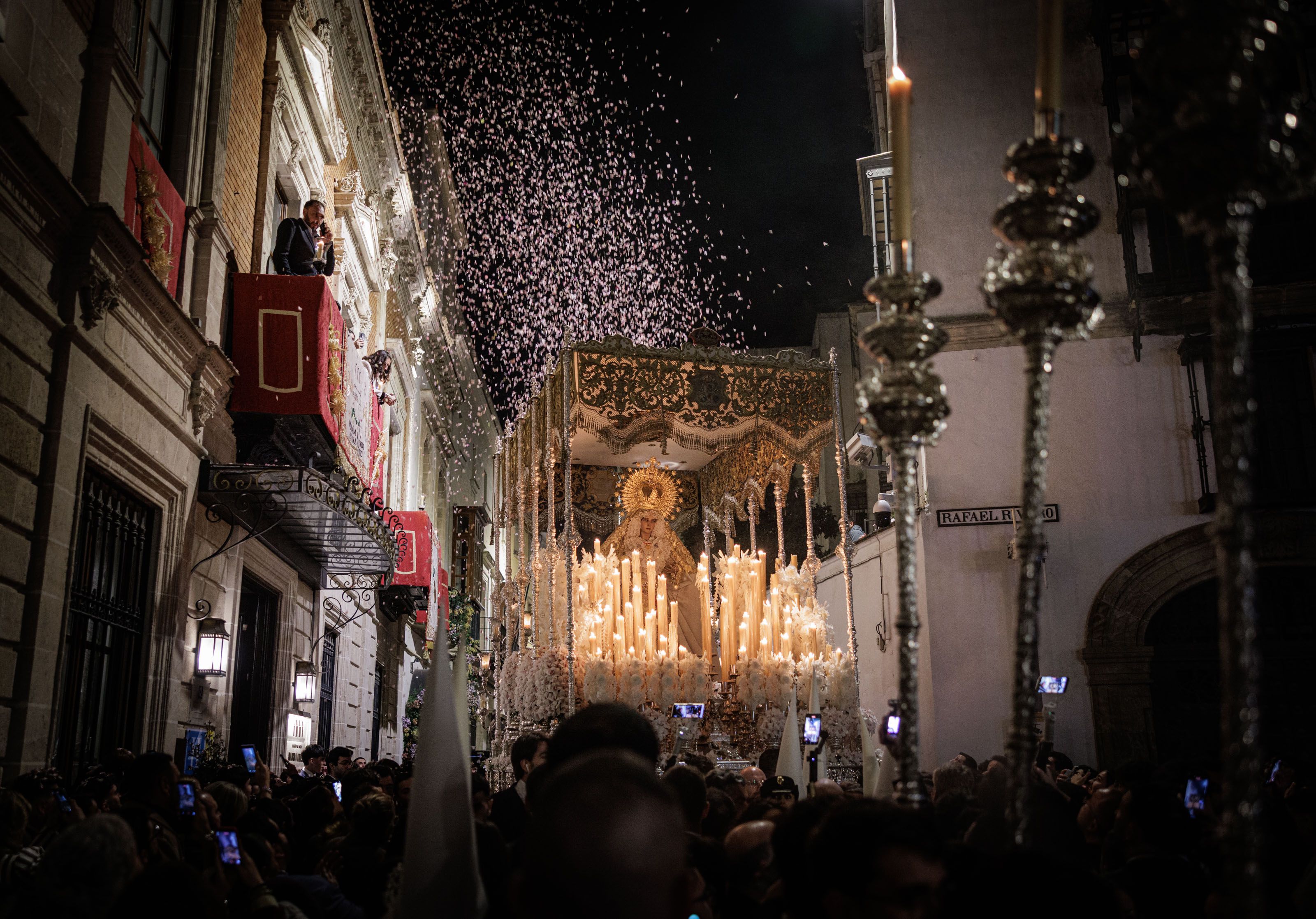 Una petalá a la Hermandad del Transporte el pasado Domingo de Ramos en Jerez a su paso por Tornería.