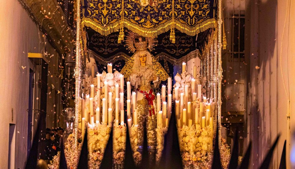 La Virgen de las Lágrimas en sus últimos metros.