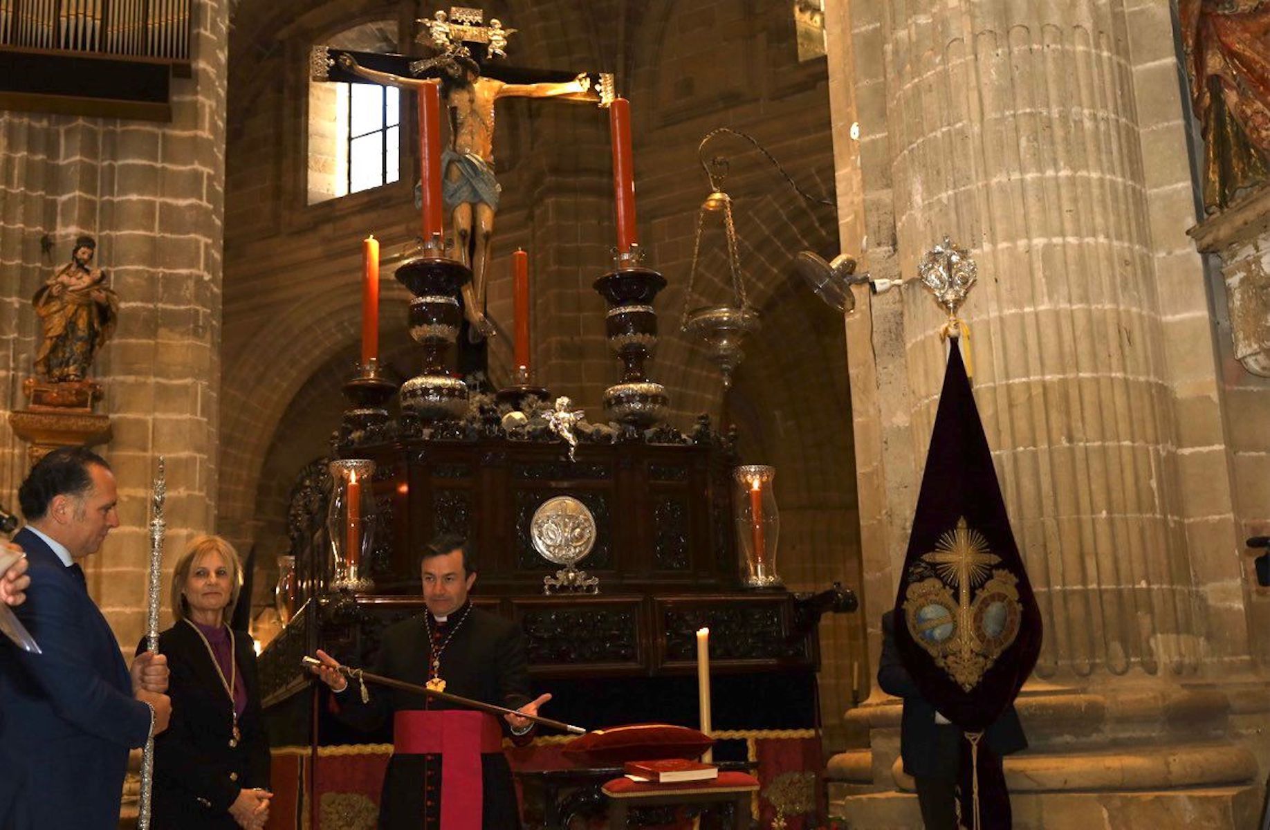 La alcaldesa de Jerez entrega el Bastón de Mando a la Viga.
