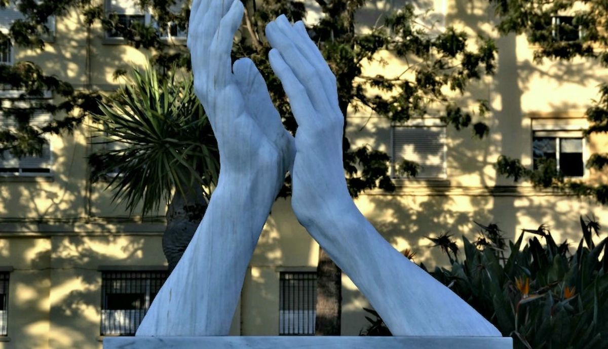 5 Aplauso Eterno. Detalle monumento, vista frontal.