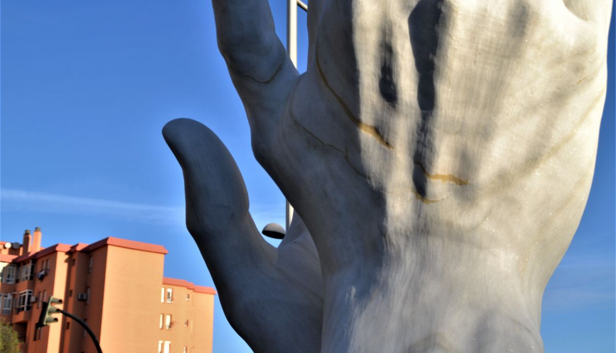 8 Aplauso Eterno. Vista detalle textura, grietas cubiertas de cemento en el mármol. (1)