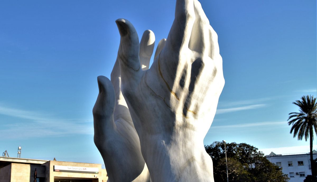 10 Aplauso Eterno.  Detalle manos aplaudiendo vista lateral izquierda.