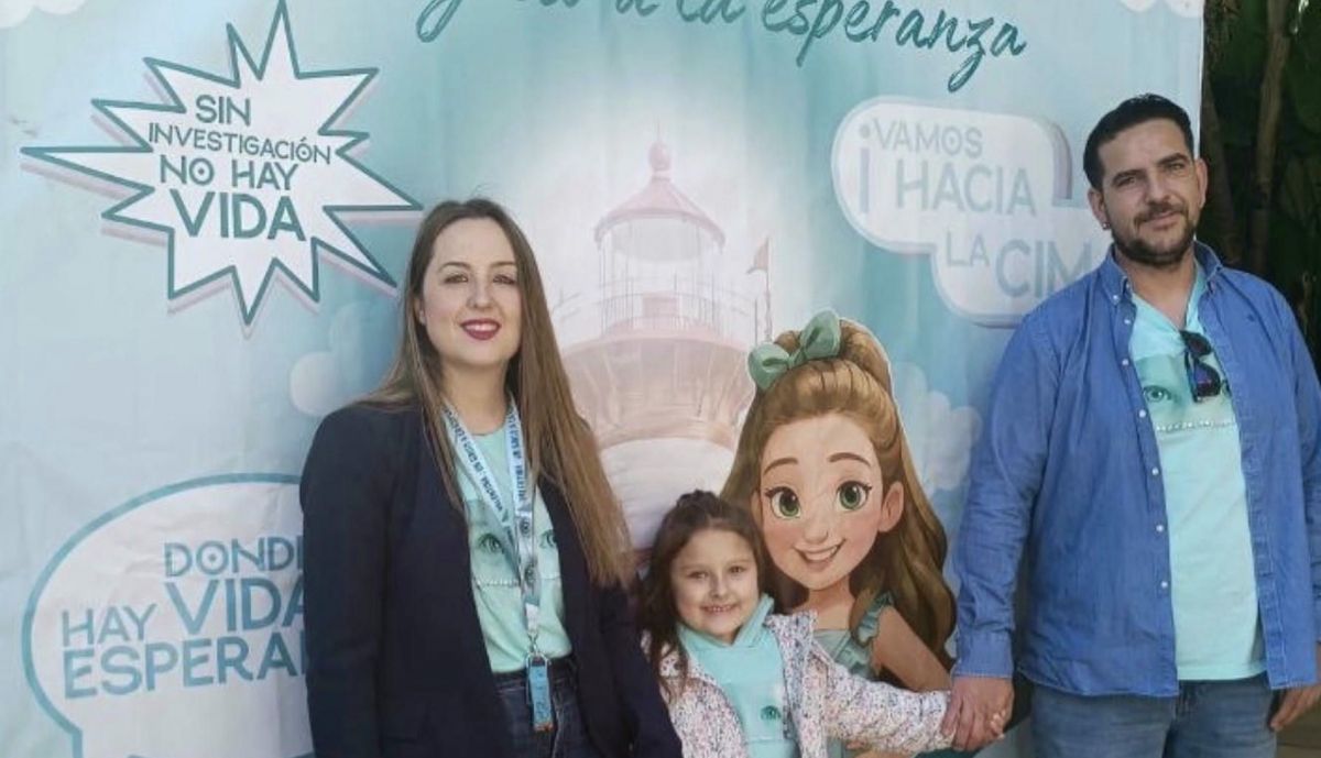 Valentina con su familia, en una imagen reciente.