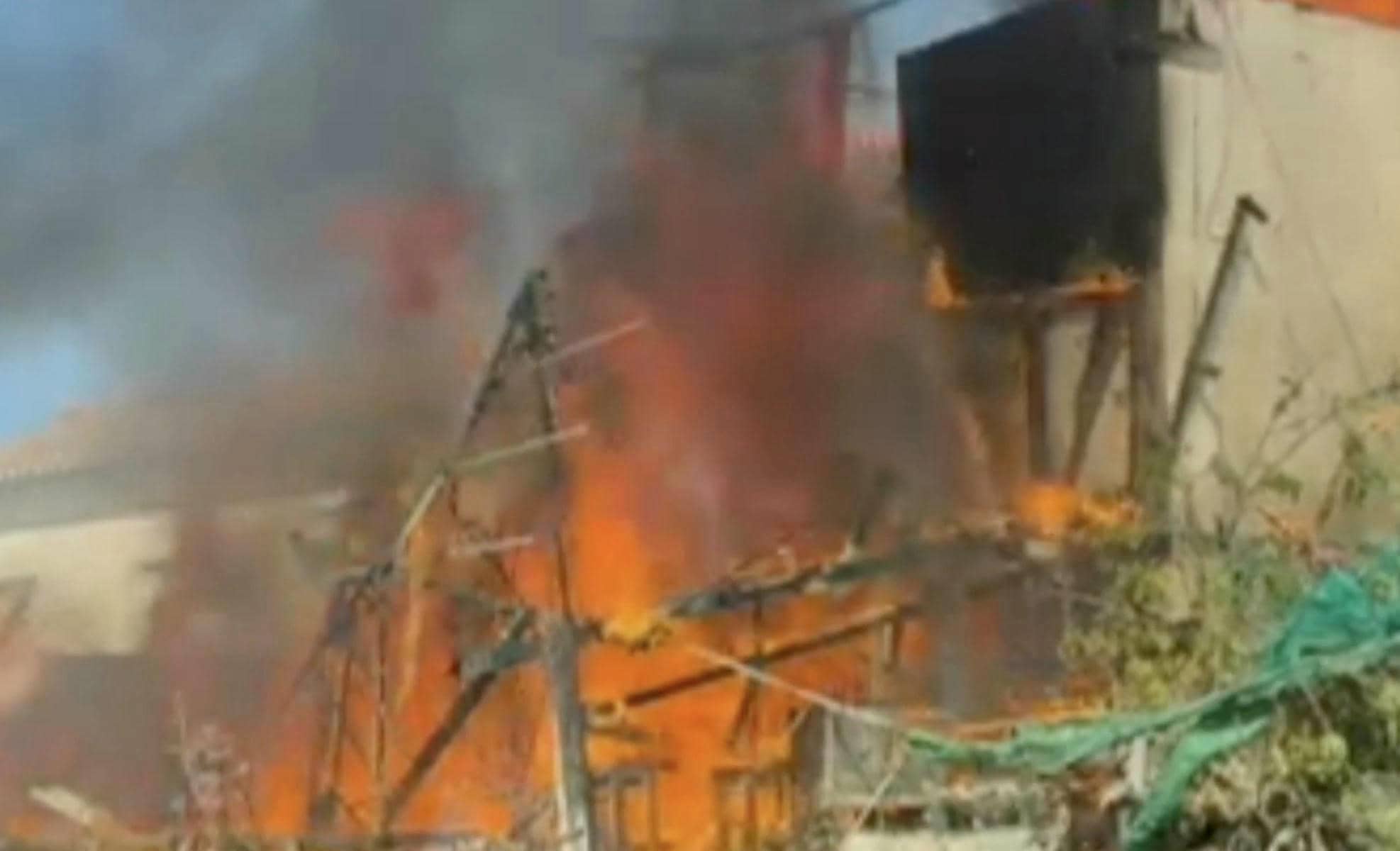 Incendio en una vivienda de la calle Francos en el centro de Sevilla.