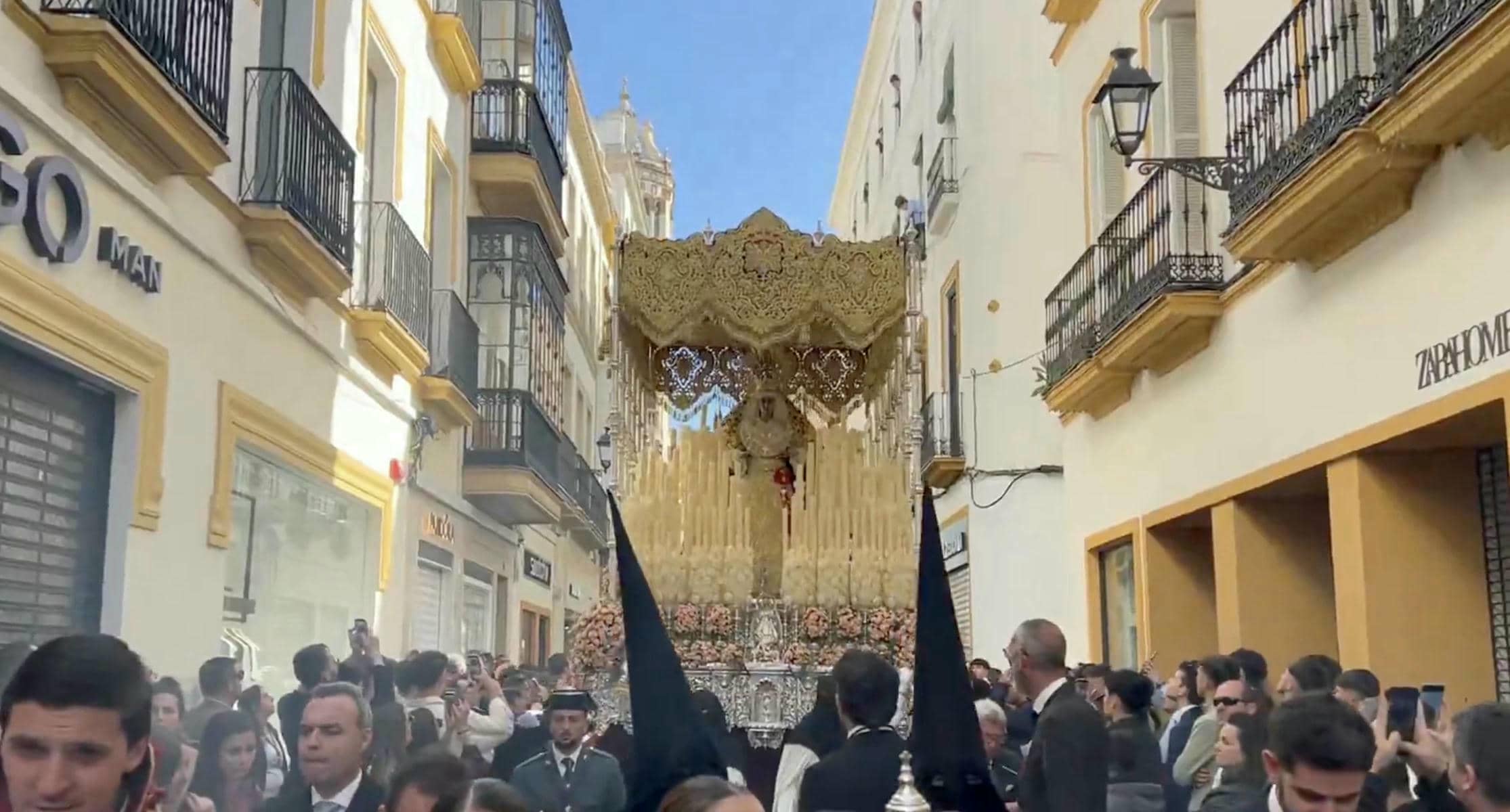 La Hermandad de San Pablo procesiona por el centro de Sevilla. La Hermandad de San Pablo procesiona por el centro de Sevilla.