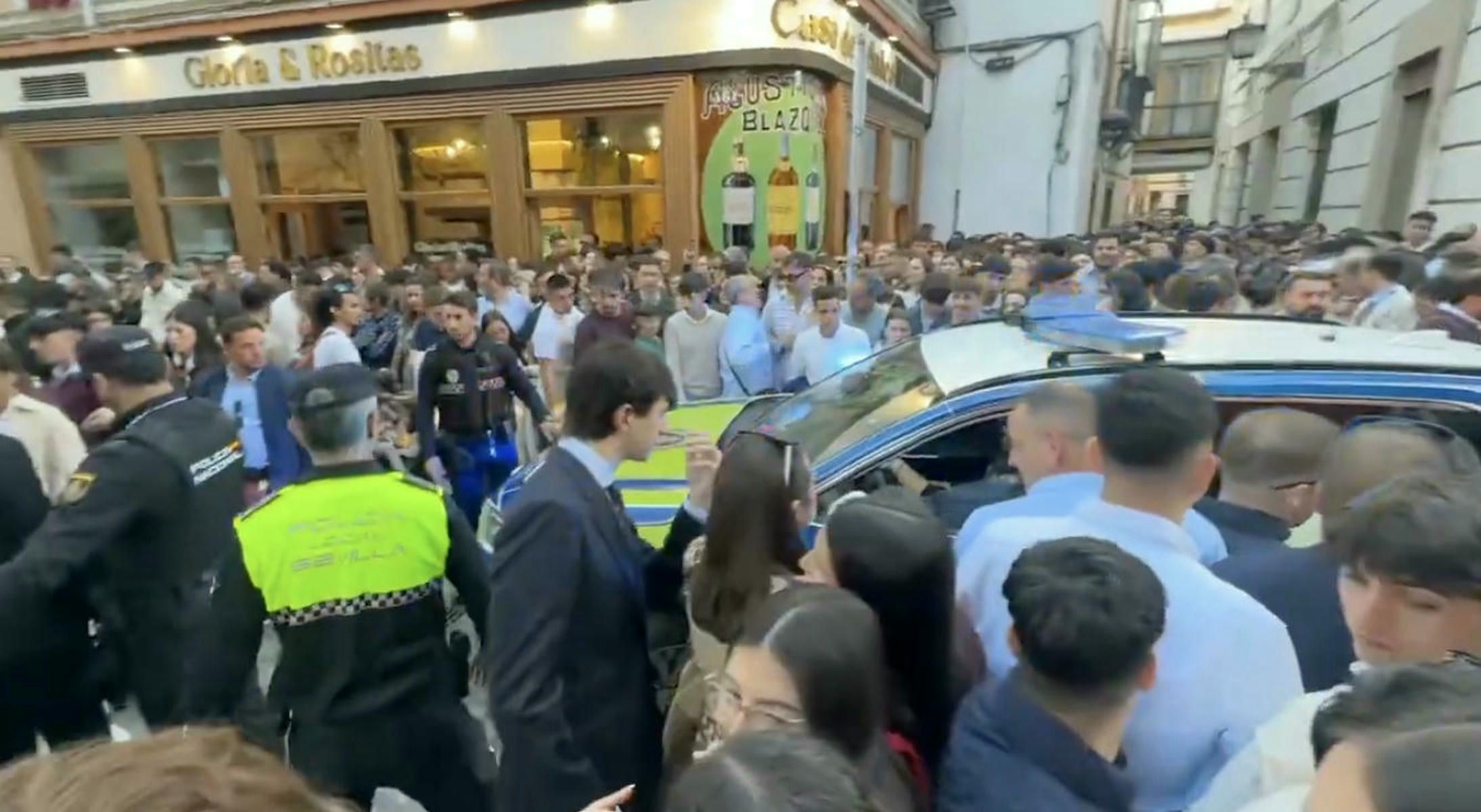 Un coche de Policía Local de Sevilla, encontrándose de frente con la hermandad de Las Aguas. Un coche de Policía Local de Sevilla, encontrándose de frente con la hermandad de Las Aguas.