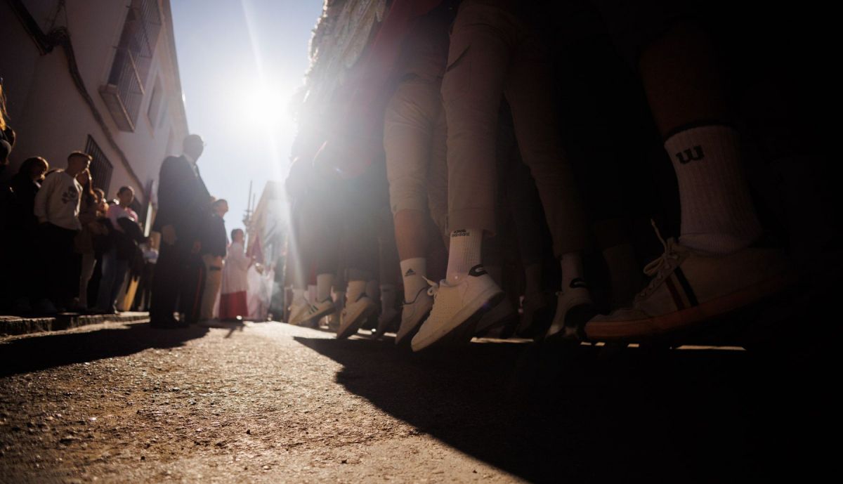 Una 'levantá' del palio de María Santísima del Refugio de los Pecadores.