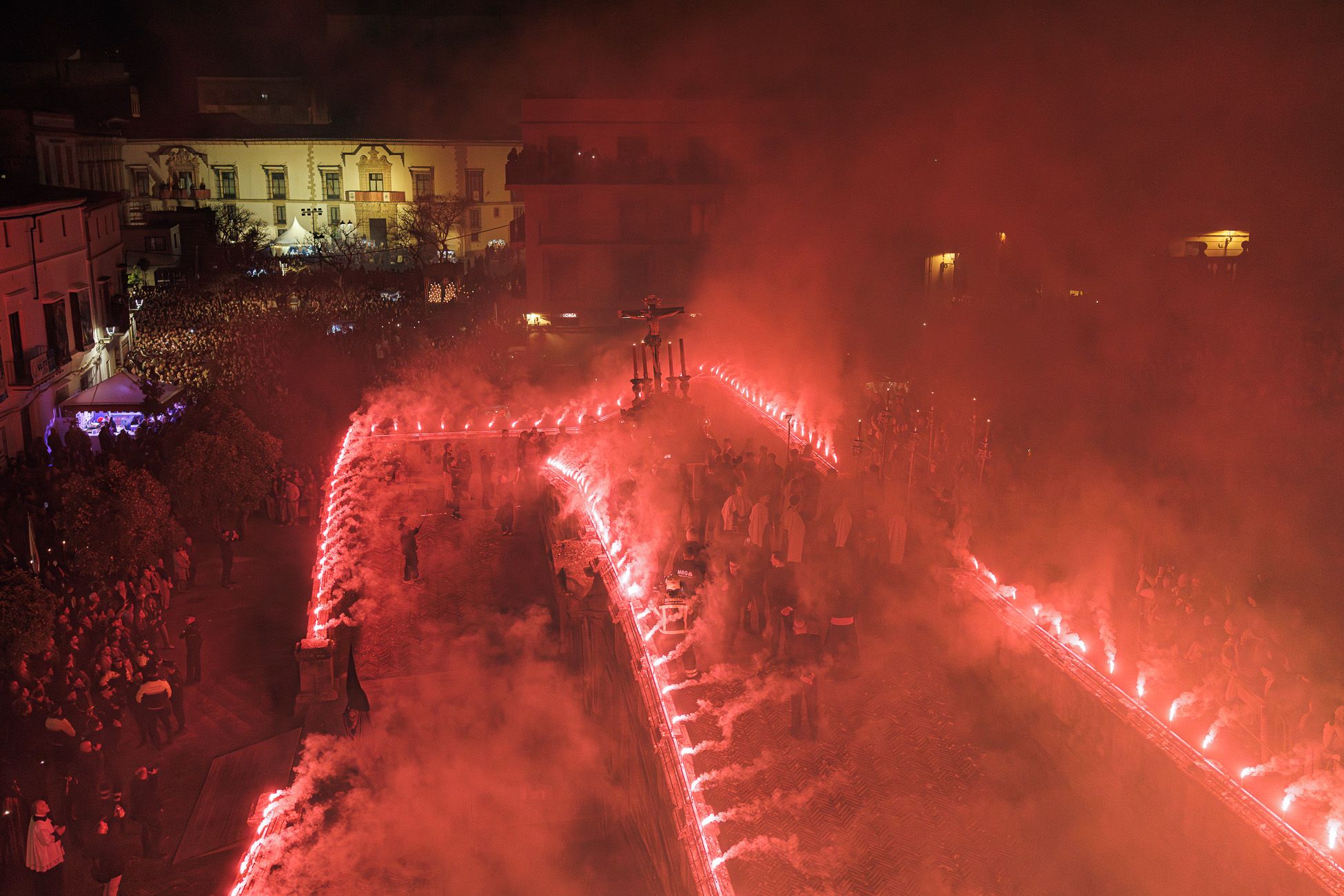 Espectáculo de Lunes Santo en Jerez: la recogida del Cristo de La Viga con las bengalas iluminando su paso por el reducto.