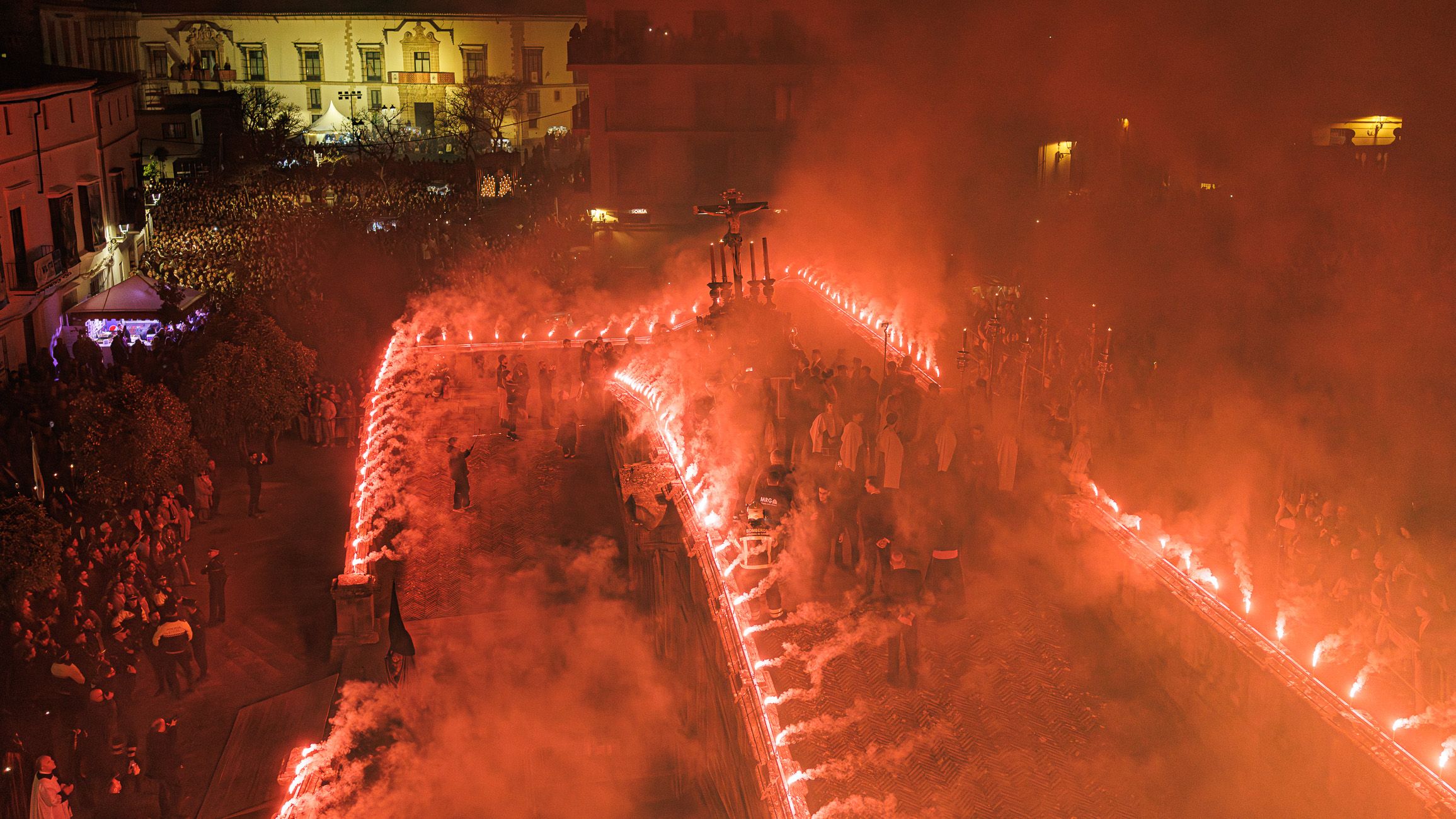 Espectáculo de Lunes Santo en Jerez: la recogida del Cristo de La Viga con las bengalas iluminando su paso por el reducto.