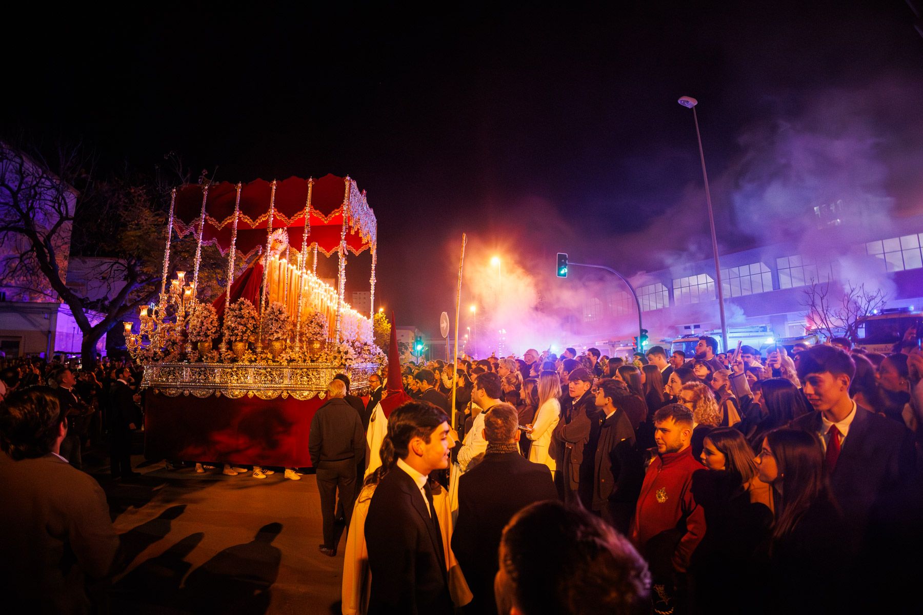 El paso de palio de la Hermandad de La Paz de Fátima, llegando al parque de bomberos de Jerez.