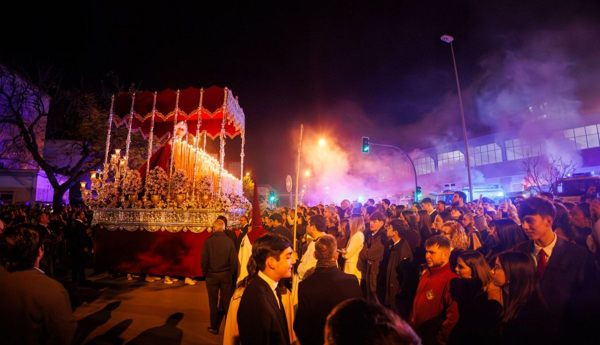 El paso de palio de la Hermandad de La Paz de Fátima, llegando al parque de bomberos de Jerez.